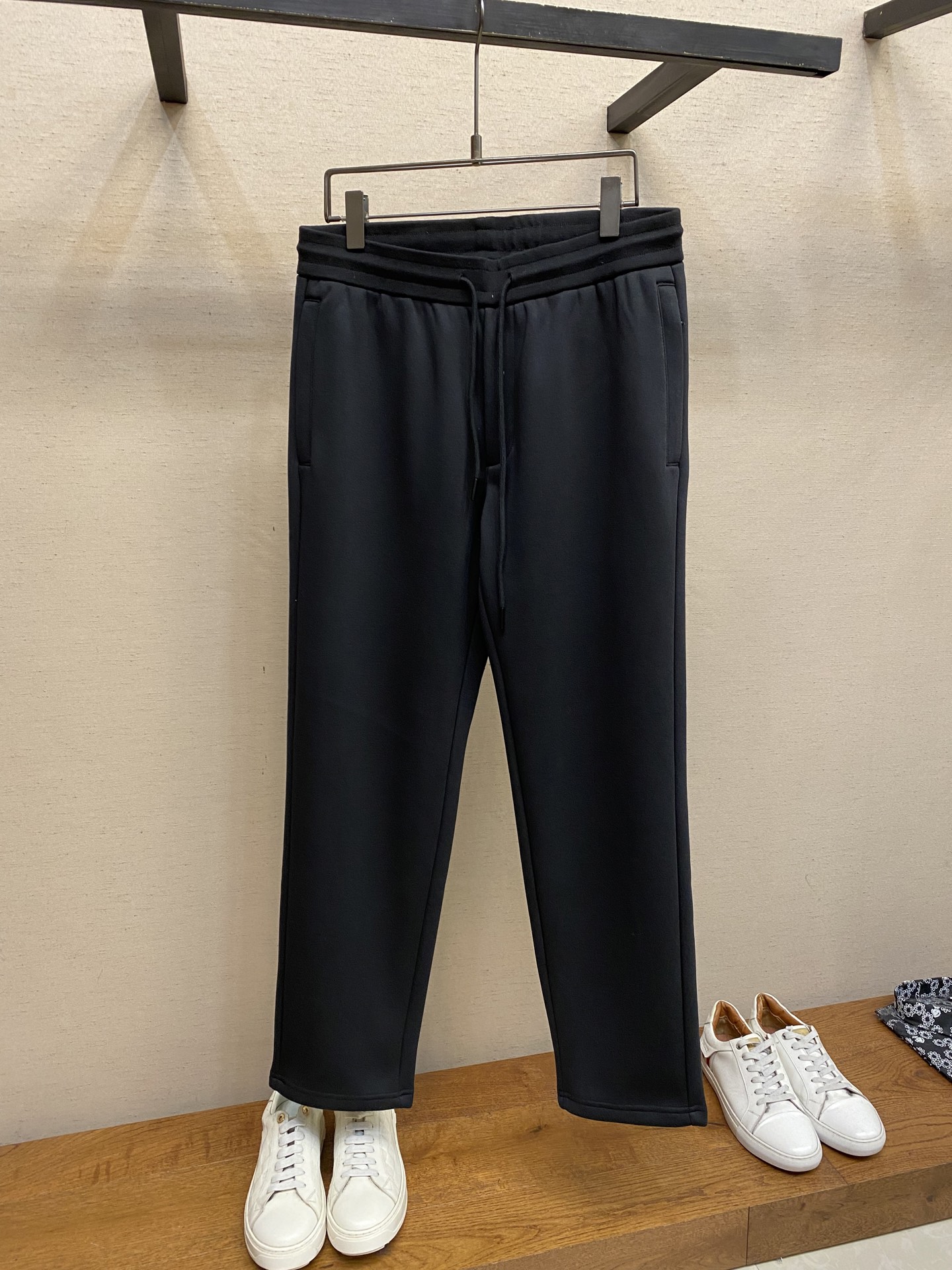 🌟🌟Loewe、【加绒】男士休闲裤👍 最新款上身版型无敌正！绝对可以闭眼收的一款此款裤子非常百搭，弹力腰