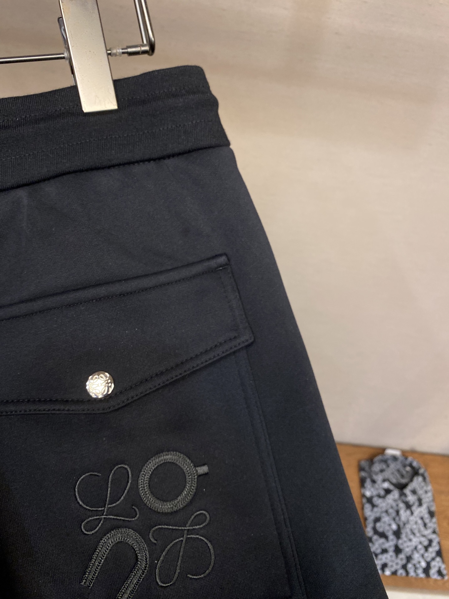 🌟🌟Loewe、【加绒】男士休闲裤👍 最新款上身版型无敌正！绝对可以闭眼收的一款此款裤子非常百搭，弹力腰