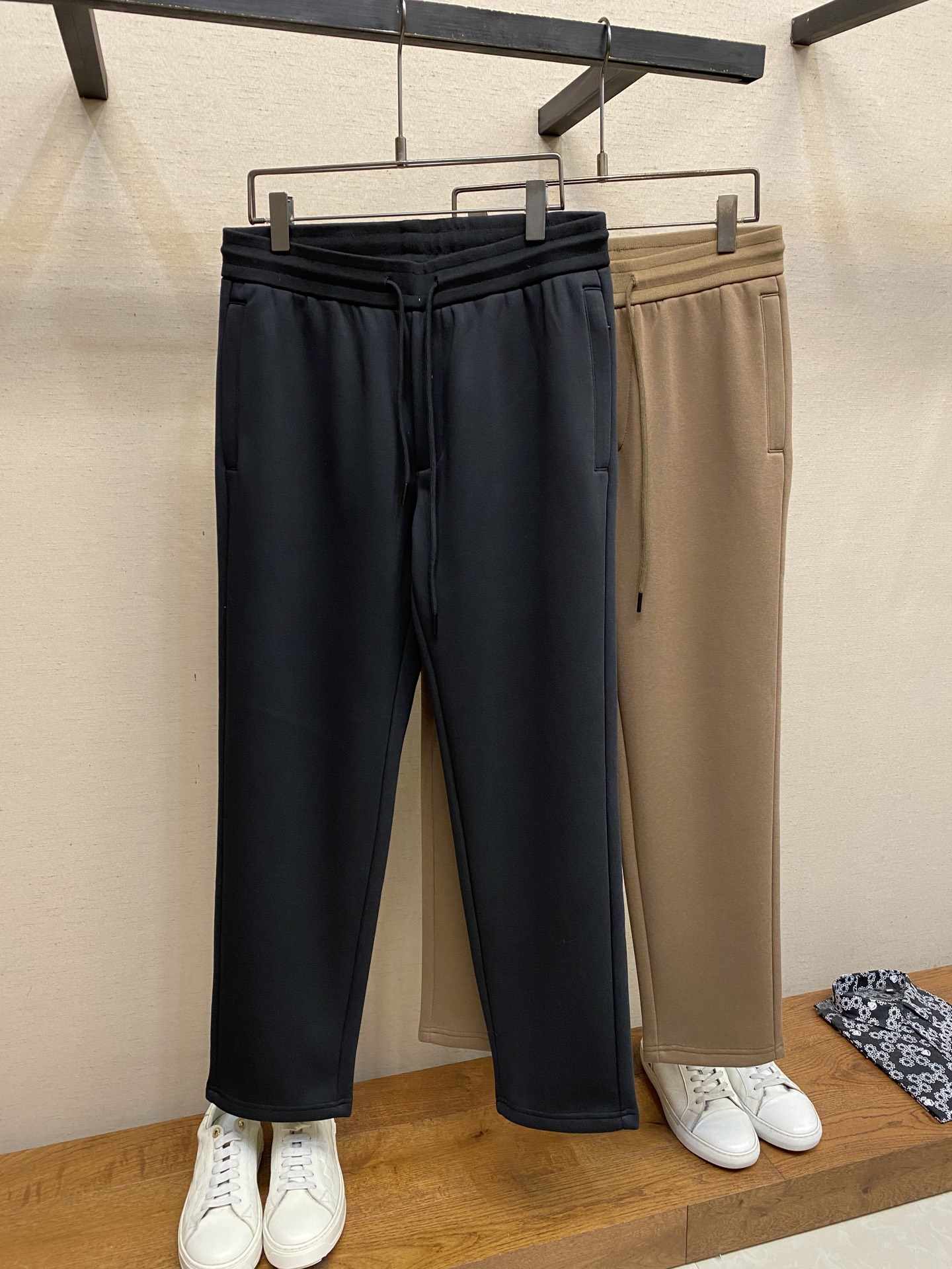 🌟🌟Loewe、【加绒】男士休闲裤👍 最新款上身版型无敌正！绝对可以闭眼收的一款此款裤子非常百搭，弹力腰