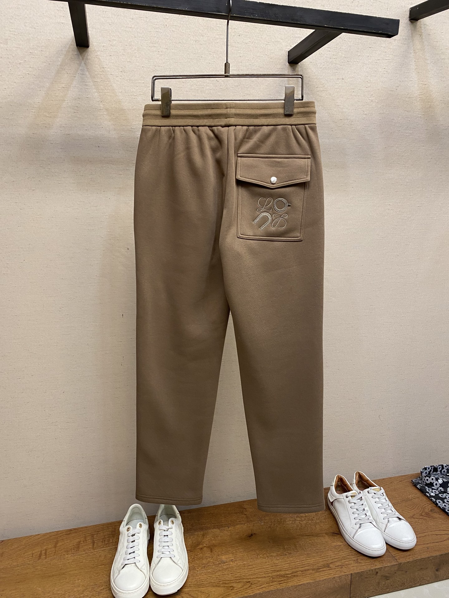 🌟🌟Loewe、【加绒】男士休闲裤👍 最新款上身版型无敌正！绝对可以闭眼收的一款此款裤子非常百搭，弹力腰