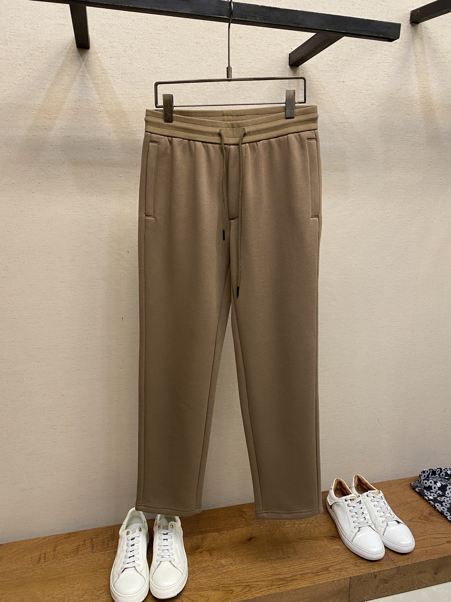 🌟🌟Loewe、【加绒】男士休闲裤👍 最新款上身版型无敌正！绝对可以闭眼收的一款此款裤子非常百搭，弹力腰