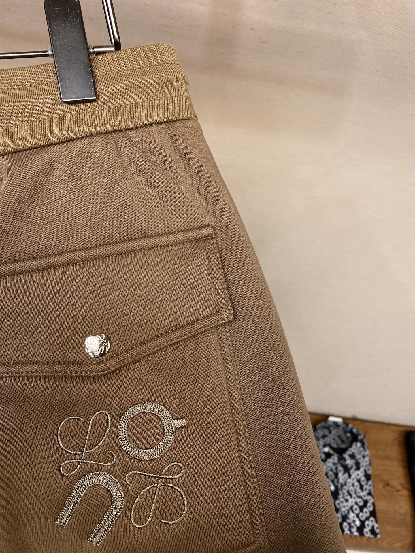 🌟🌟Loewe、【加绒】男士休闲裤👍 最新款上身版型无敌正！绝对可以闭眼收的一款此款裤子非常百搭，弹力腰