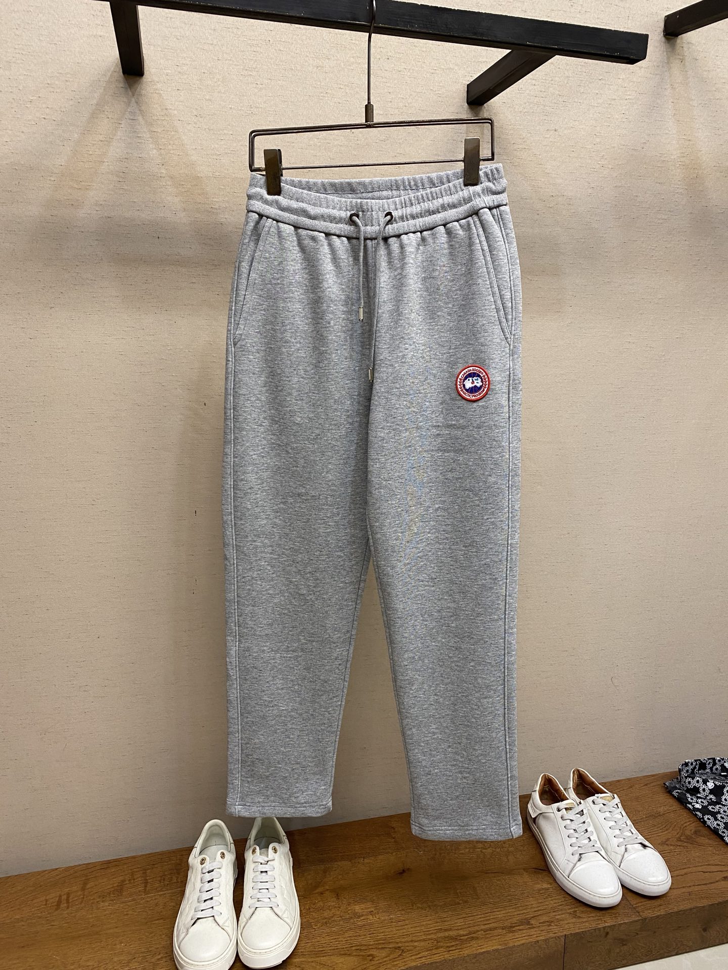 NO:645296,Big Goose Canda, [Fleece] men's casual pants, the latest upper body style is unbeatable!  You can definitely close your eyes and close your eyes. This type of pants is very versatile and has an elastic waist. It can be worn in daily work and outdoor sports. It is the perfect combination of fashion, leisure and outdoor sports, so it is your best choice whether you wear it daily or outdoors. Extreme comfort and quick perspiration are the most popular focus, improving the wearing comfort. It is suitable for aerobic exercise and cross-country running. This type of running casual pants has an extremely wide range of applications, allowing you to naturally maintain your love for sports in the summer, and can also be worn in leisure life.  Size M-3xl,,alexander wang19860909大鹅Canda、【加绒】男士休闲裤 最新款上身版型无敌正！ 绝对可以闭眼收的一款 此款裤子非常百搭,弹力腰围,日常上班 户外运动都可以穿着,是时尚休闲与户外运动的完美结合,所以无论您平时穿或者户外穿都是您的最佳选择. 极致舒适和快速排汗是备受青睐的重点,提升穿着舒适度,适合有氧运动和越野跑条件下穿着,此款是一件适用范围极其广泛的跑步休闲裤,让你在夏天自然可以保持对运动热爱,也可以在休闲生活中穿着 尺码M-3xl,,alexander wang,Men's clothing