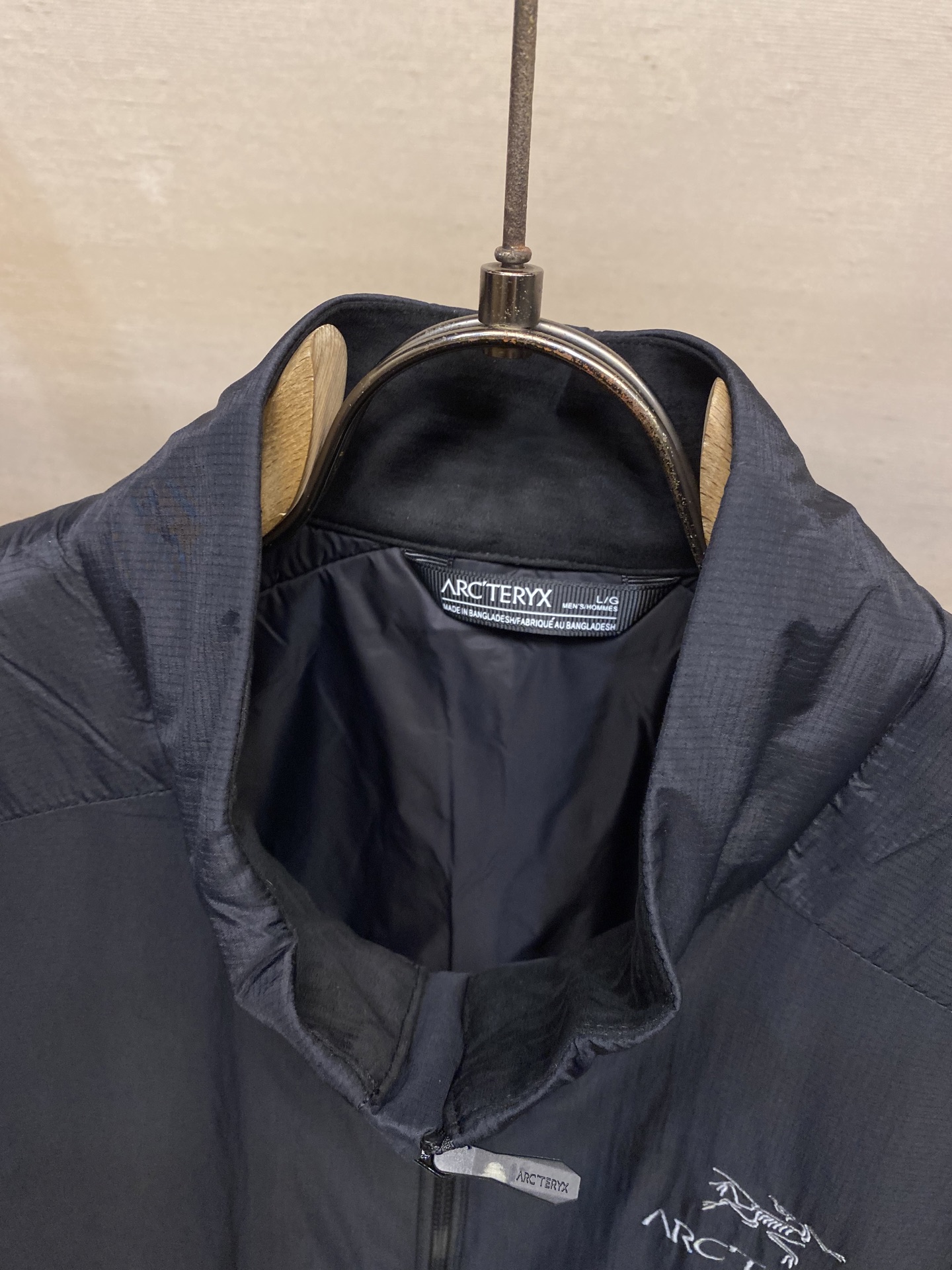 🌟🌟 Arctery 薄保暖棉马甲Arc‘teryx的Atom背心超轻便携，可轻松装入背包，适合夏季气温