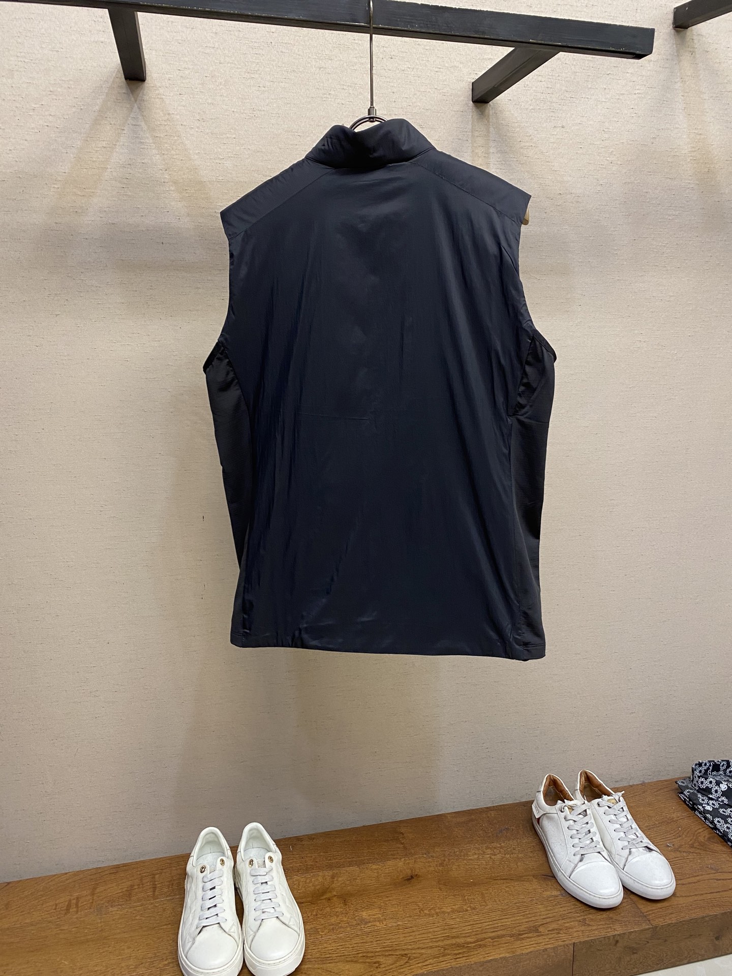 🌟🌟 Arctery 薄保暖棉马甲Arc‘teryx的Atom背心超轻便携，可轻松装入背包，适合夏季气温