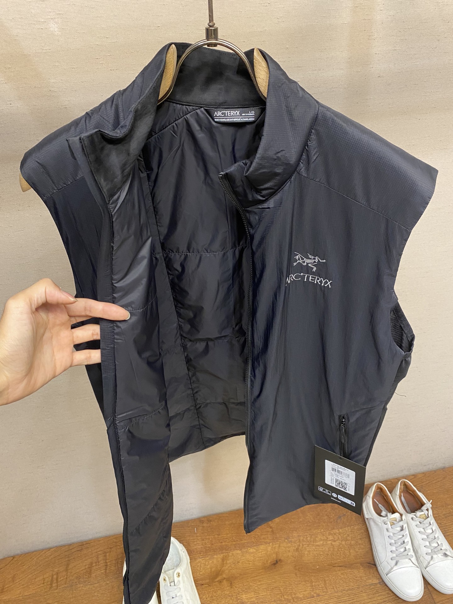 🌟🌟 Arctery 薄保暖棉马甲Arc‘teryx的Atom背心超轻便携，可轻松装入背包，适合夏季气温