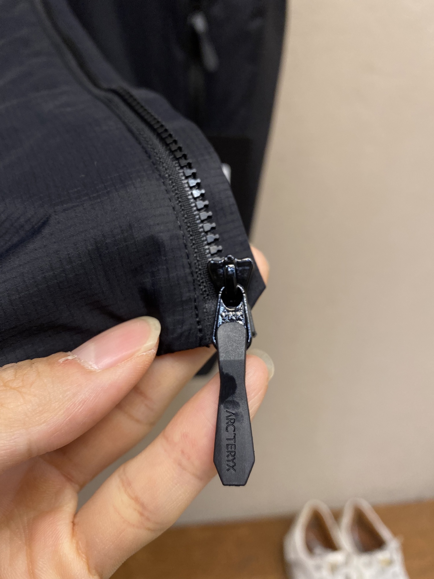 🌟🌟 Arctery 薄保暖棉马甲Arc‘teryx的Atom背心超轻便携，可轻松装入背包，适合夏季气温