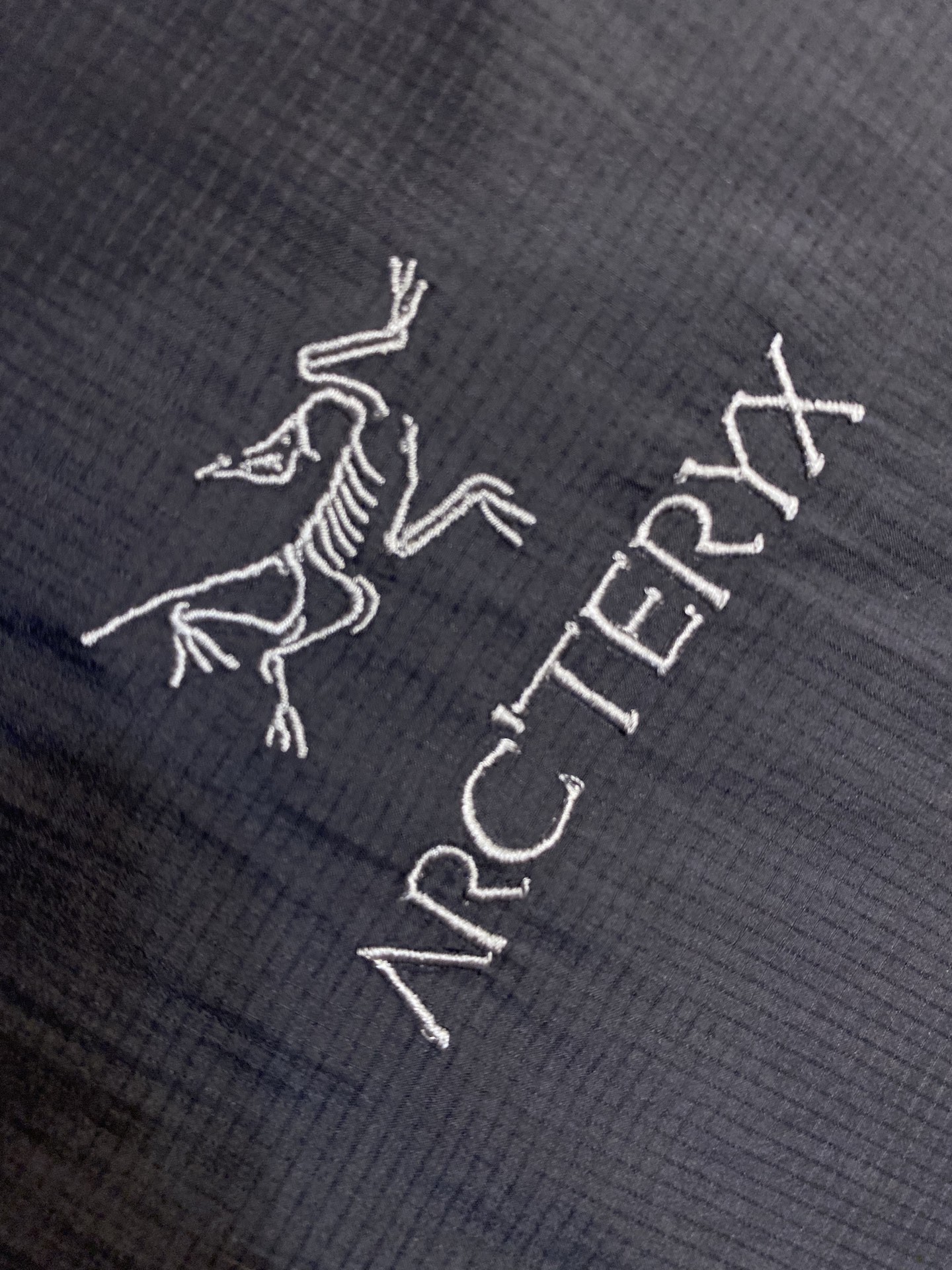 🌟🌟 Arctery 薄保暖棉马甲Arc‘teryx的Atom背心超轻便携，可轻松装入背包，适合夏季气温