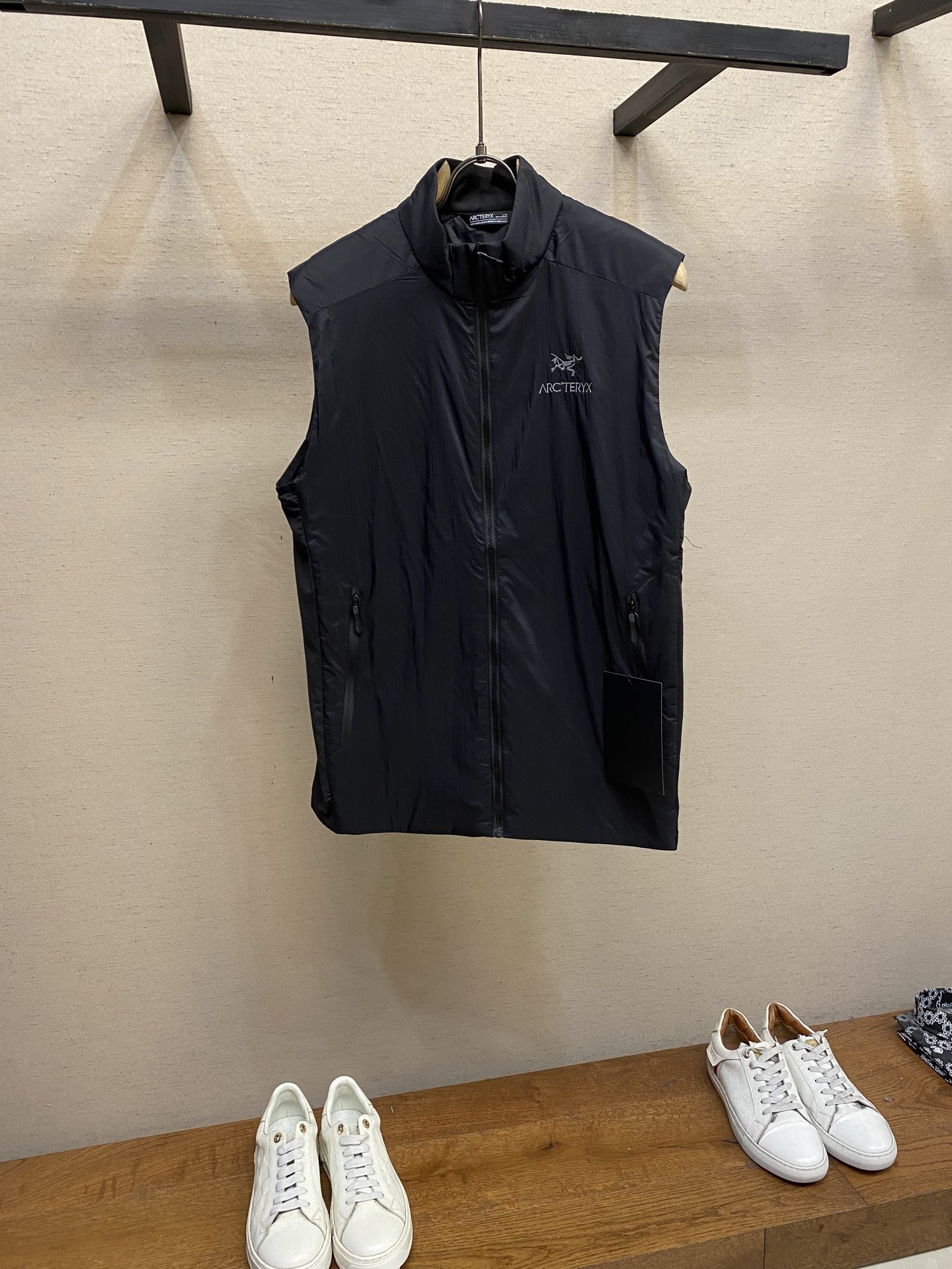 🌟🌟 Arctery 薄保暖棉马甲Arc‘teryx的Atom背心超轻便携，可轻松装入背包，适合夏季气温