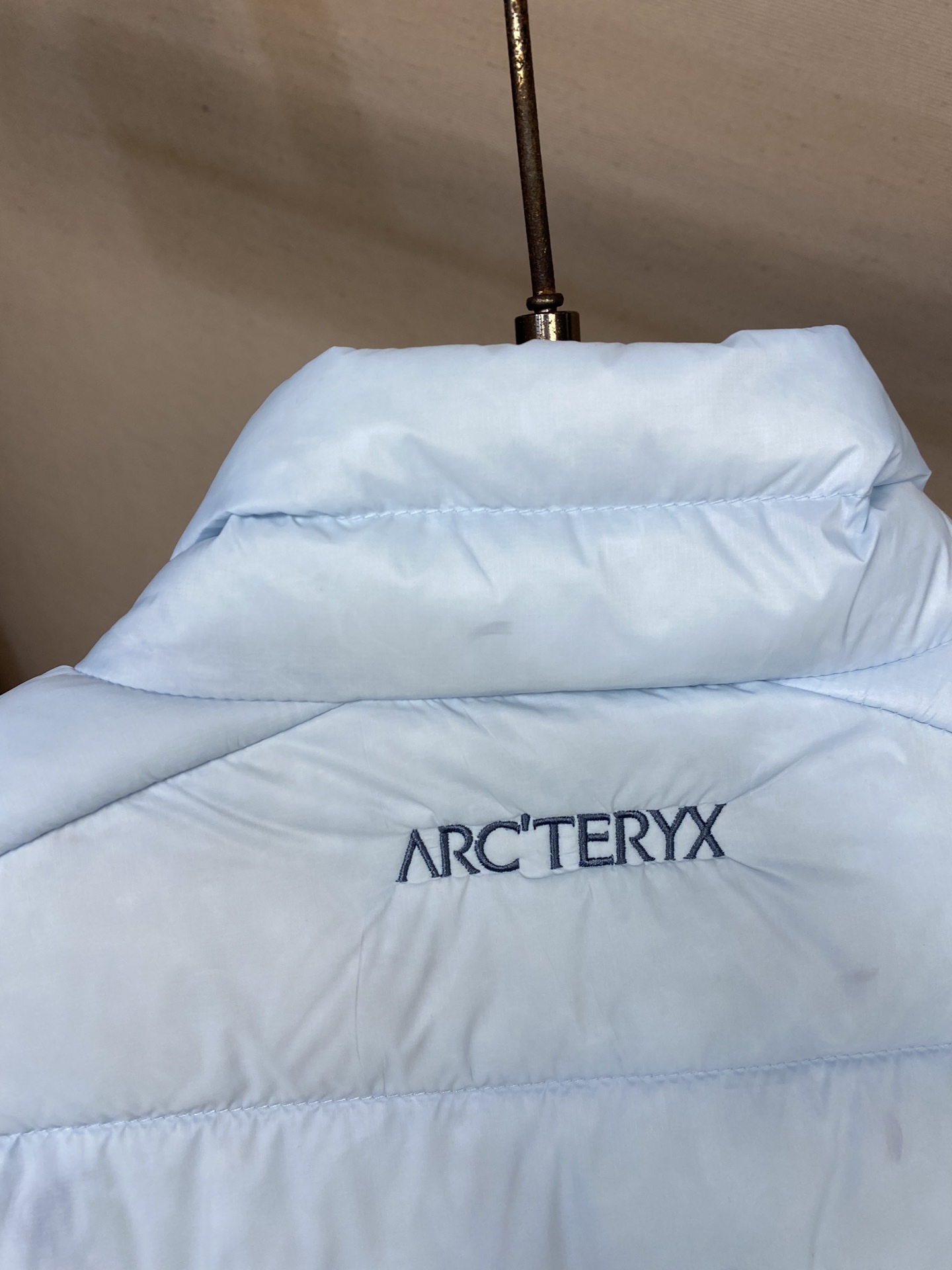 🌟🌟Arctery 始祖鸟Cerium Vest排骨马甲，经典立领+横向绗缝设计，超轻却保暖力满分!内填