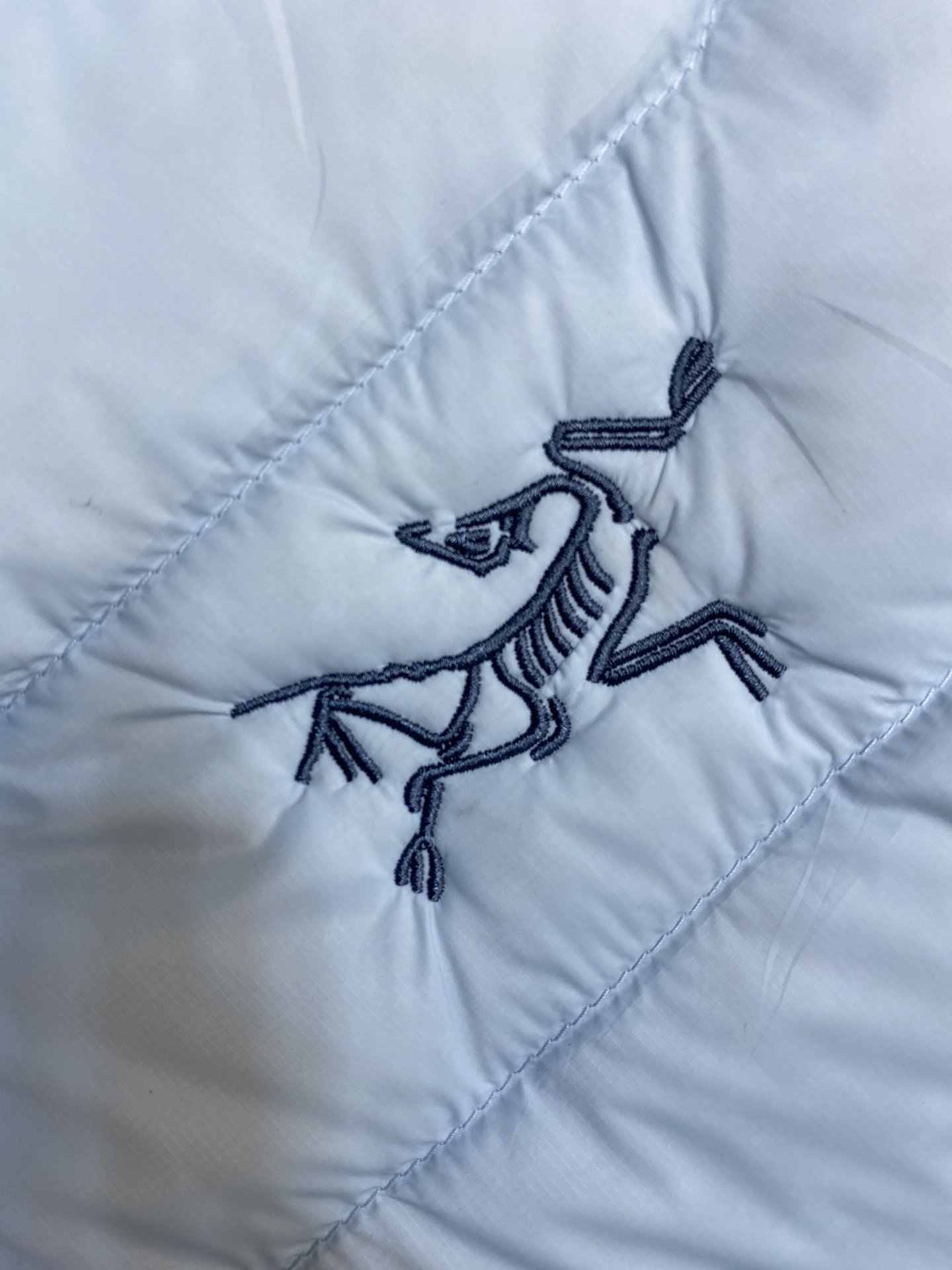 🌟🌟Arctery 始祖鸟Cerium Vest排骨马甲，经典立领+横向绗缝设计，超轻却保暖力满分!内填