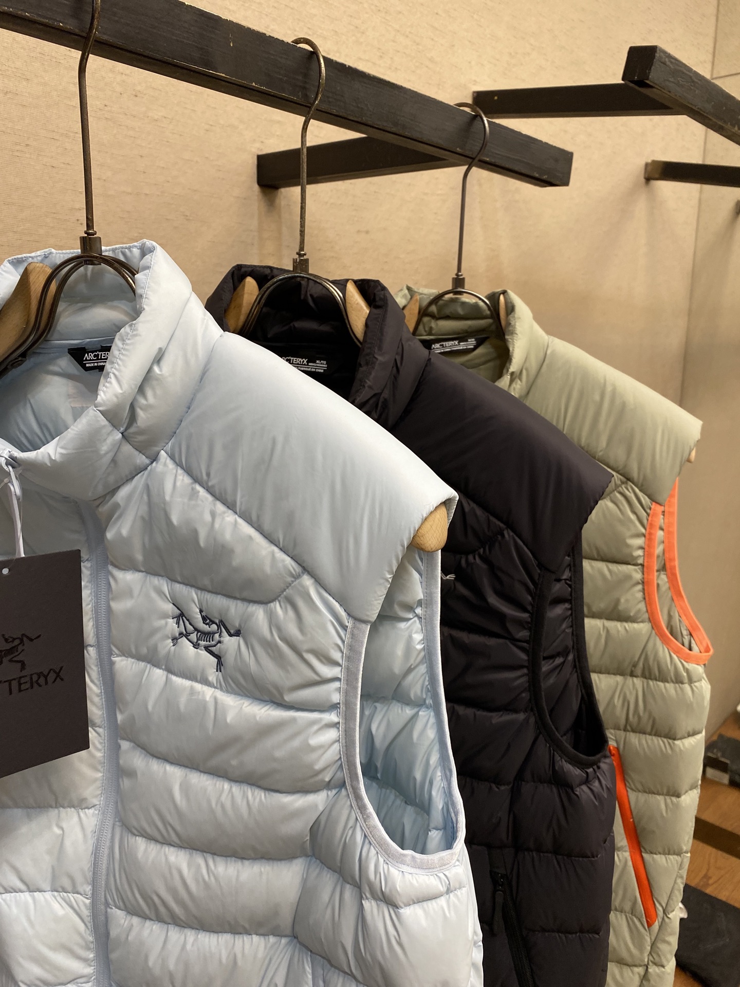 🌟🌟Arctery 始祖鸟Cerium Vest排骨马甲，经典立领+横向绗缝设计，超轻却保暖力满分!内填