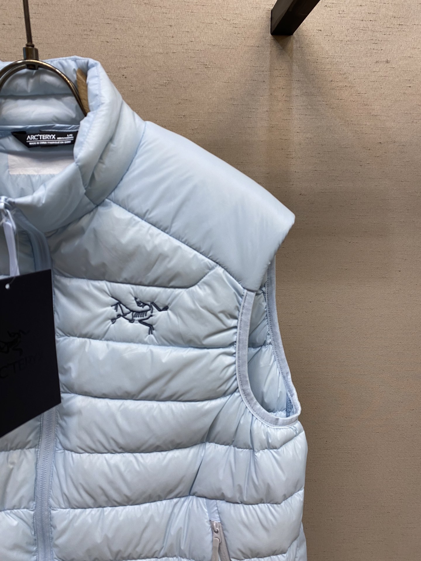 🌟🌟Arctery 始祖鸟Cerium Vest排骨马甲，经典立领+横向绗缝设计，超轻却保暖力满分!内填