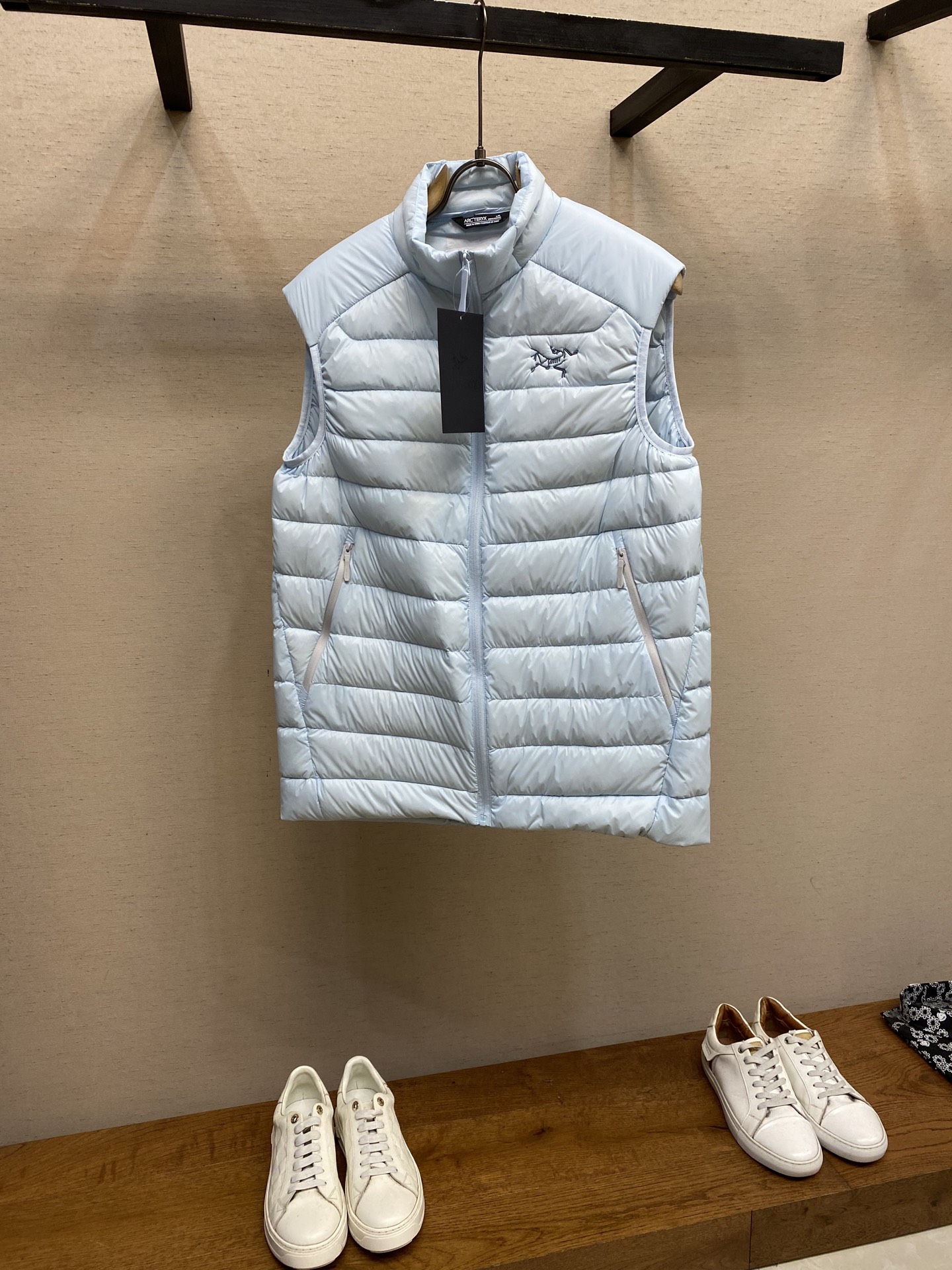 🌟🌟Arctery 始祖鸟Cerium Vest排骨马甲，经典立领+横向绗缝设计，超轻却保暖力满分!内填