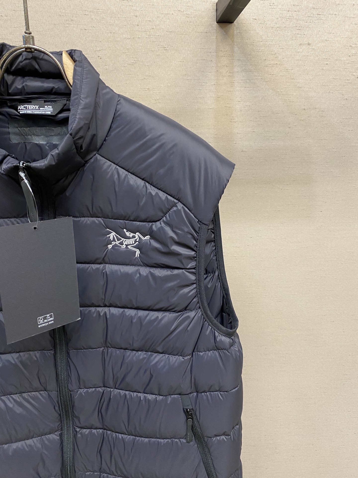 🌟🌟Arctery 始祖鸟Cerium Vest排骨马甲，经典立领+横向绗缝设计，超轻却保暖力满分!内填