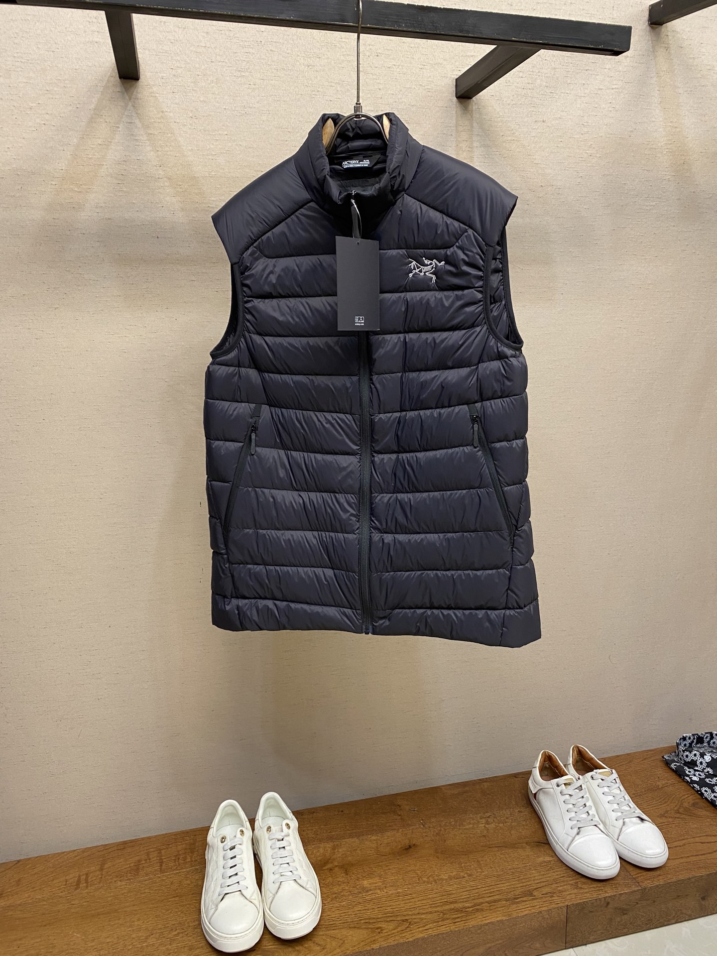 🌟🌟Arctery 始祖鸟Cerium Vest排骨马甲，经典立领+横向绗缝设计，超轻却保暖力满分!内填