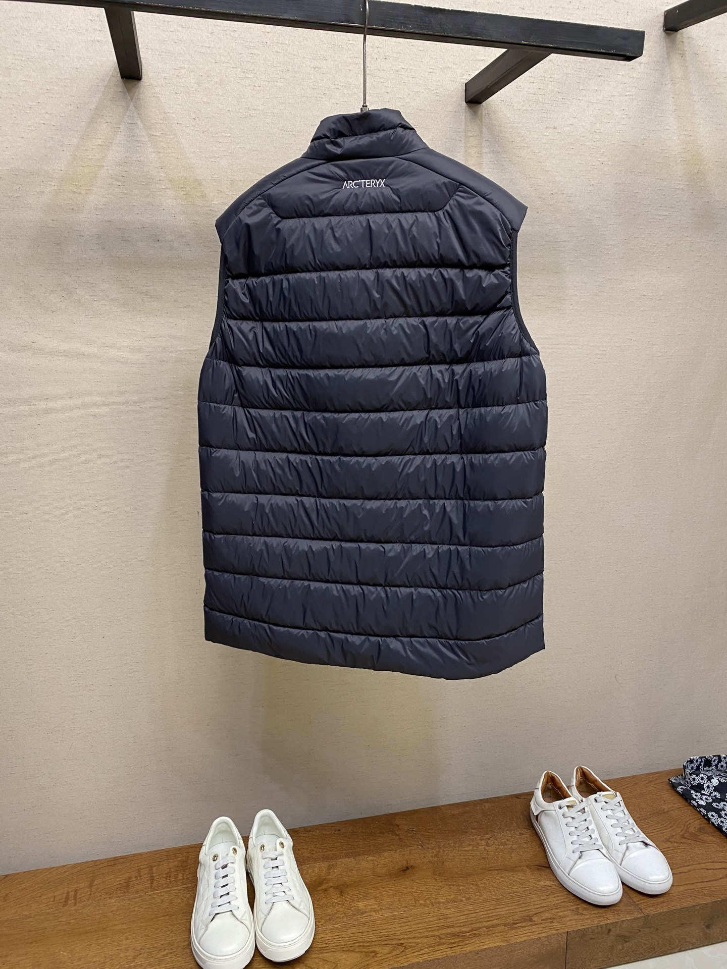 🌟🌟Arctery 始祖鸟Cerium Vest排骨马甲，经典立领+横向绗缝设计，超轻却保暖力满分!内填