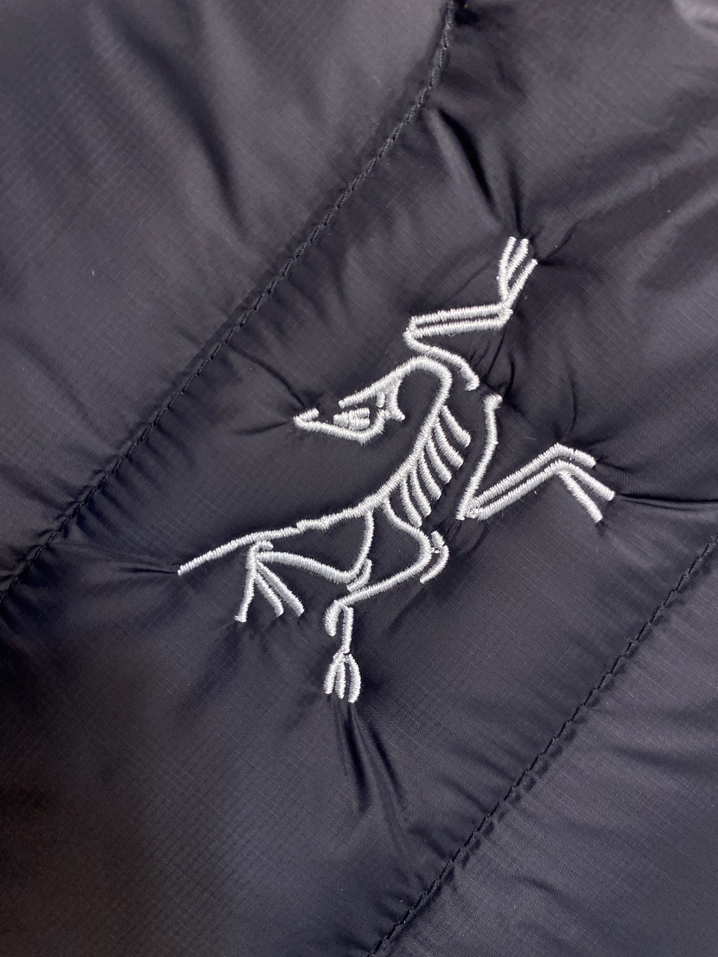 🌟🌟Arctery 始祖鸟Cerium Vest排骨马甲，经典立领+横向绗缝设计，超轻却保暖力满分!内填