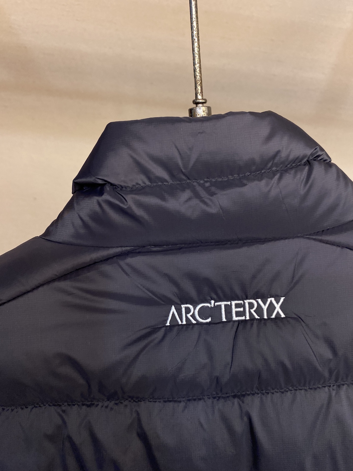 🌟🌟Arctery 始祖鸟Cerium Vest排骨马甲，经典立领+横向绗缝设计，超轻却保暖力满分!内填