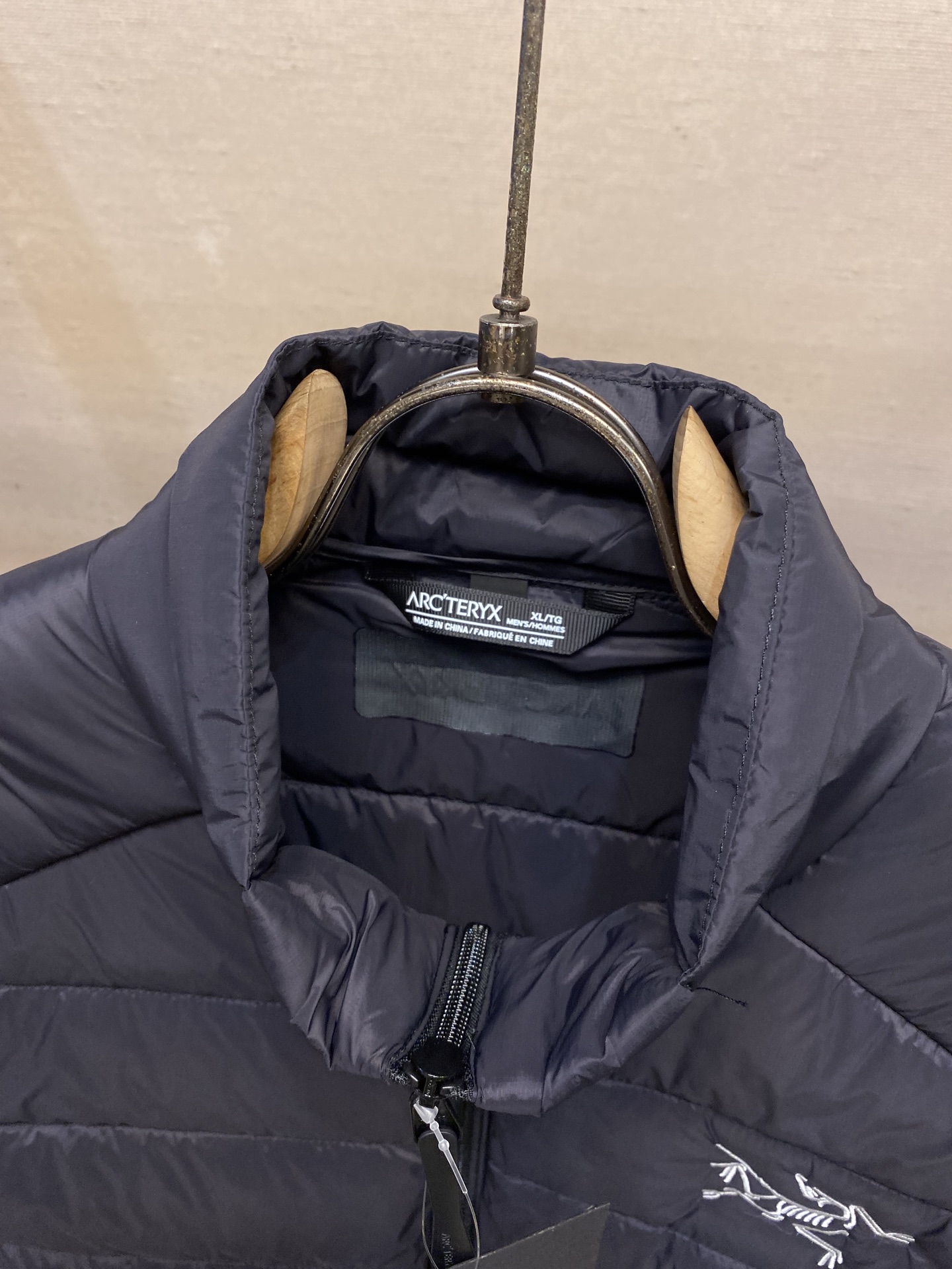 🌟🌟Arctery 始祖鸟Cerium Vest排骨马甲，经典立领+横向绗缝设计，超轻却保暖力满分!内填