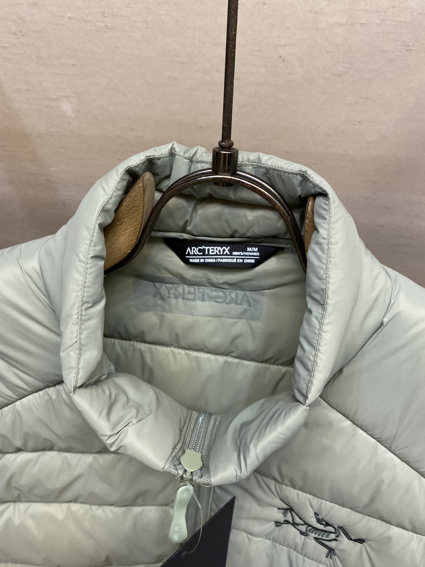 🌟🌟Arctery 始祖鸟Cerium Vest排骨马甲，经典立领+横向绗缝设计，超轻却保暖力满分!内填