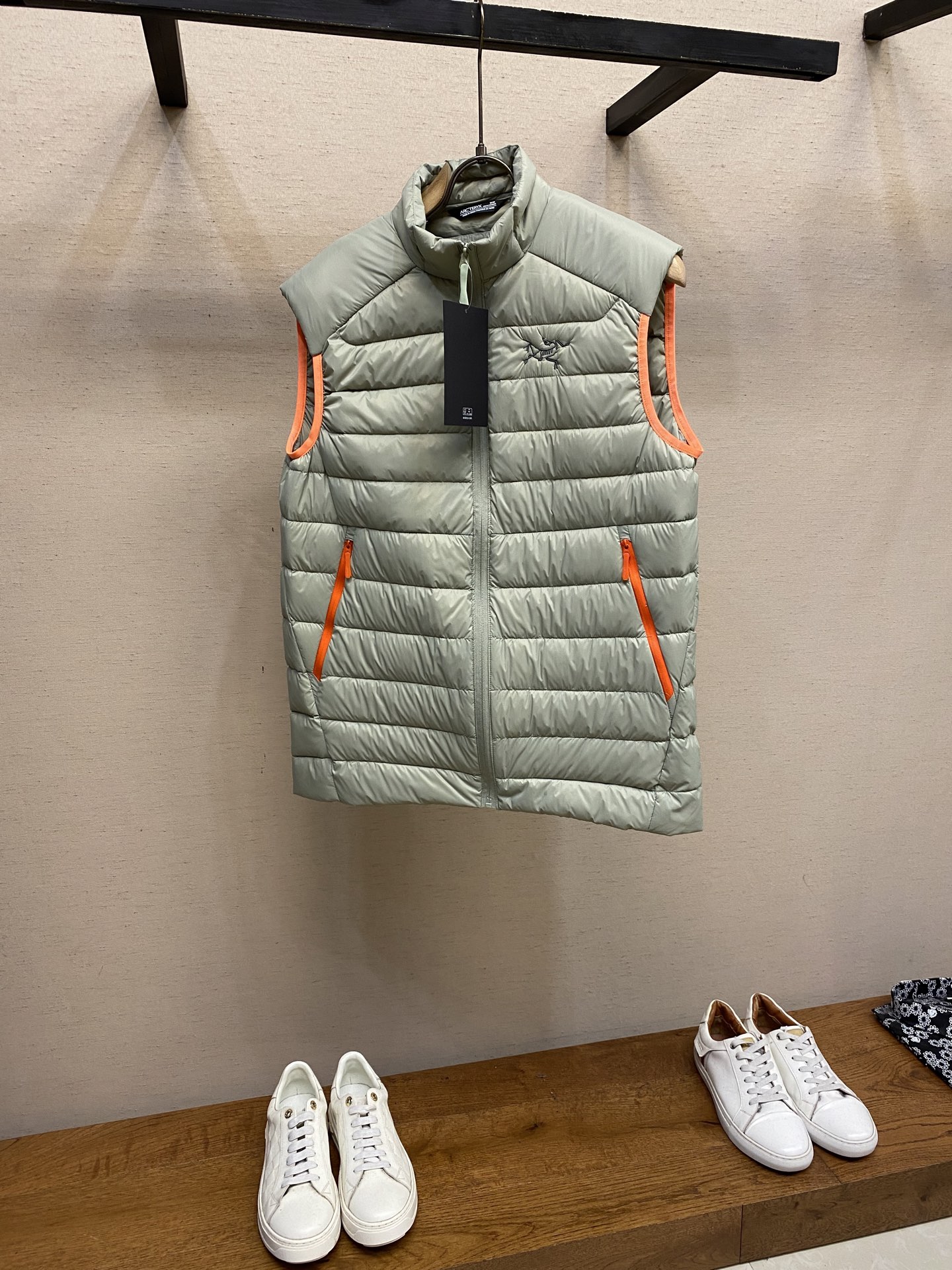 🌟🌟Arctery 始祖鸟Cerium Vest排骨马甲，经典立领+横向绗缝设计，超轻却保暖力满分!内填