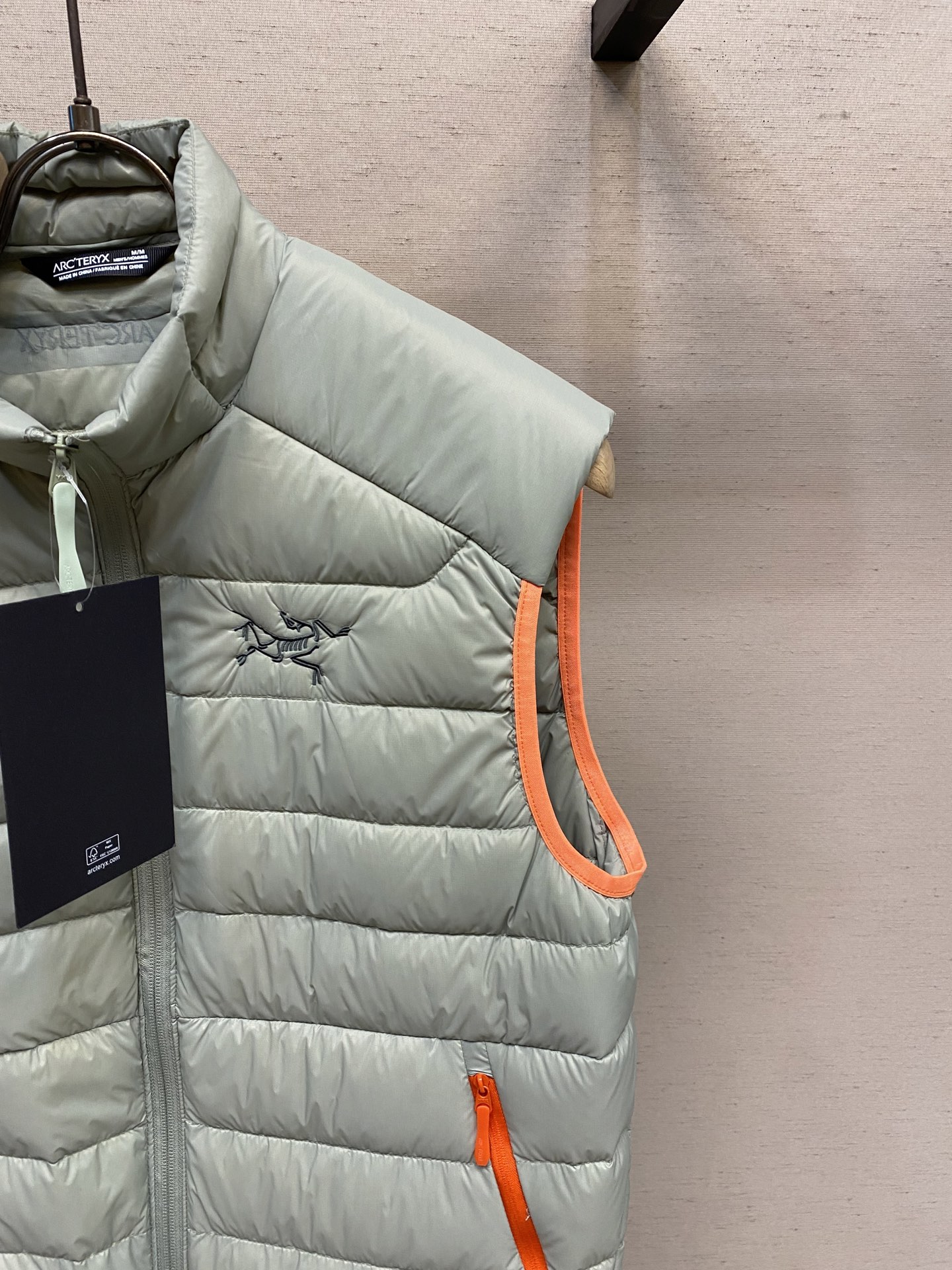 🌟🌟Arctery 始祖鸟Cerium Vest排骨马甲，经典立领+横向绗缝设计，超轻却保暖力满分!内填