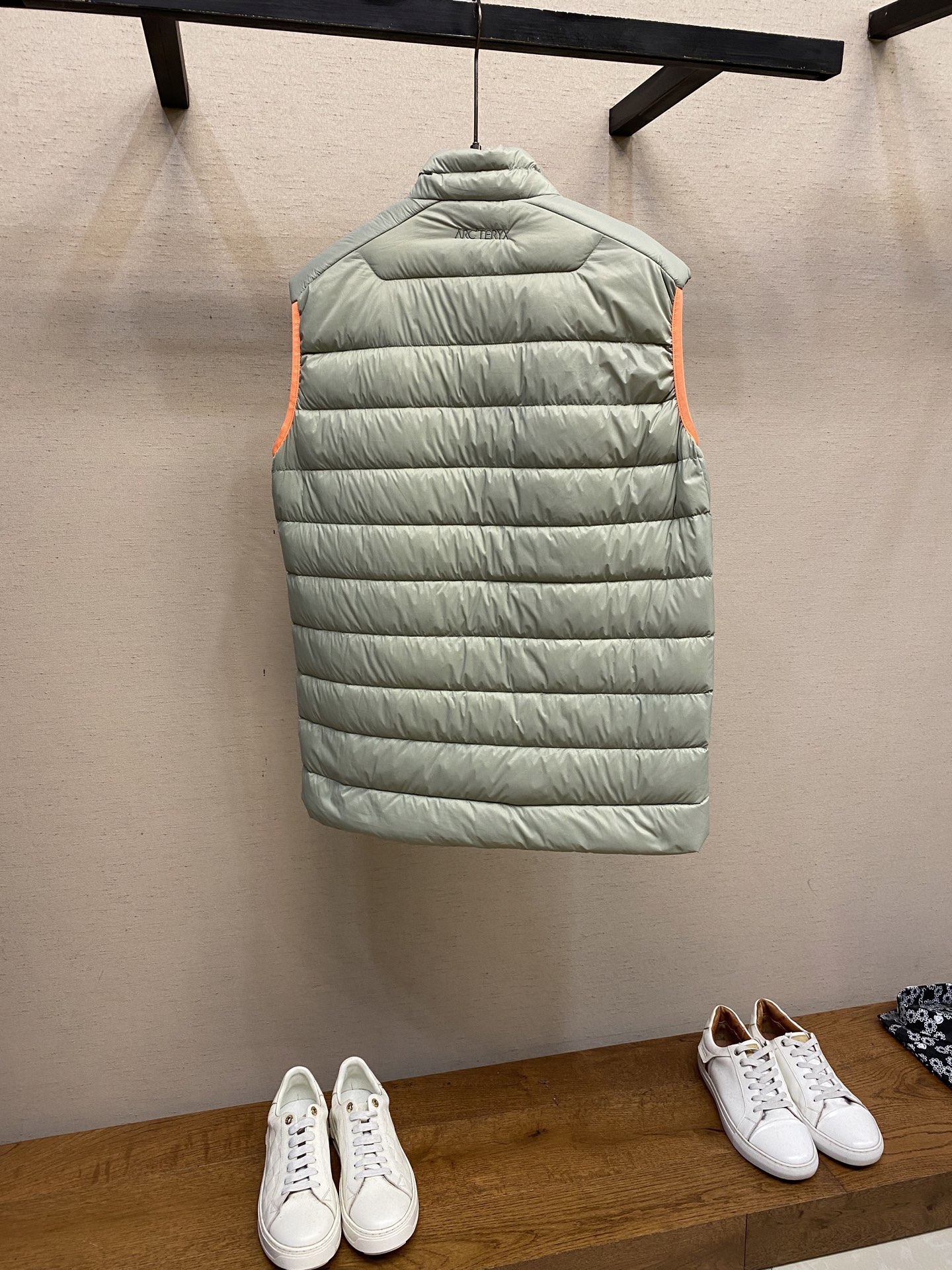 🌟🌟Arctery 始祖鸟Cerium Vest排骨马甲，经典立领+横向绗缝设计，超轻却保暖力满分!内填