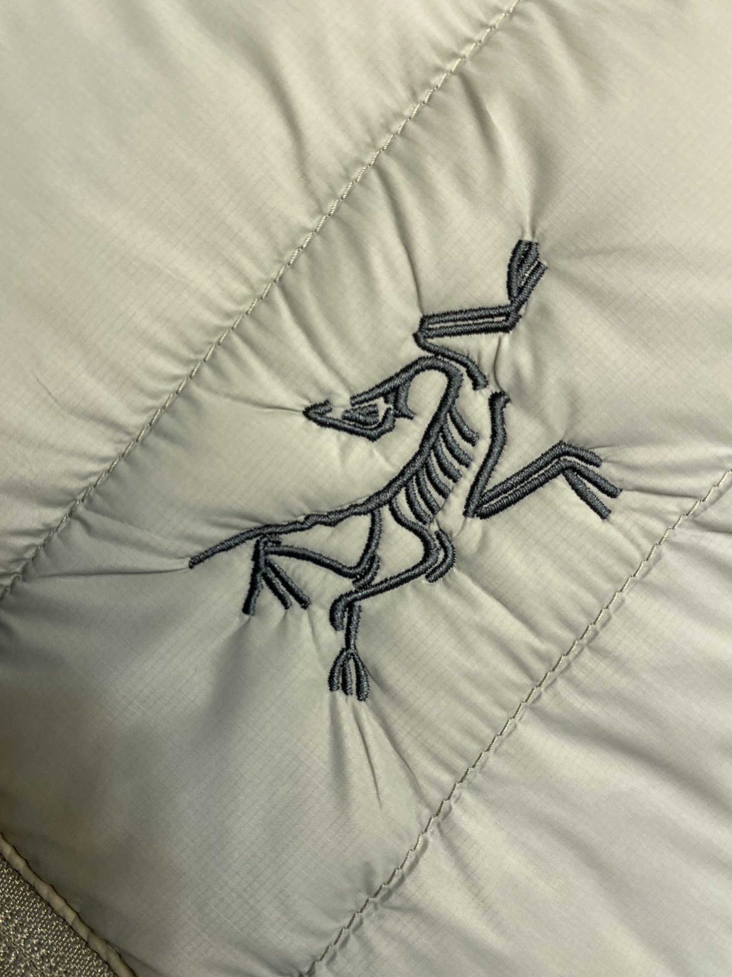 🌟🌟Arctery 始祖鸟Cerium Vest排骨马甲，经典立领+横向绗缝设计，超轻却保暖力满分!内填