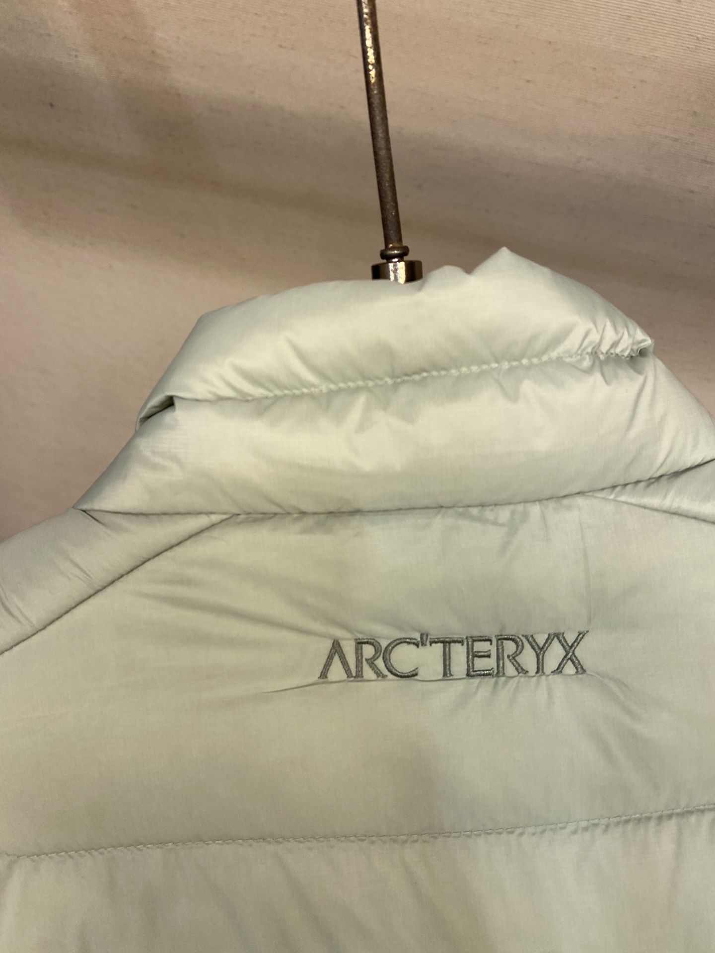 🌟🌟Arctery 始祖鸟Cerium Vest排骨马甲，经典立领+横向绗缝设计，超轻却保暖力满分!内填