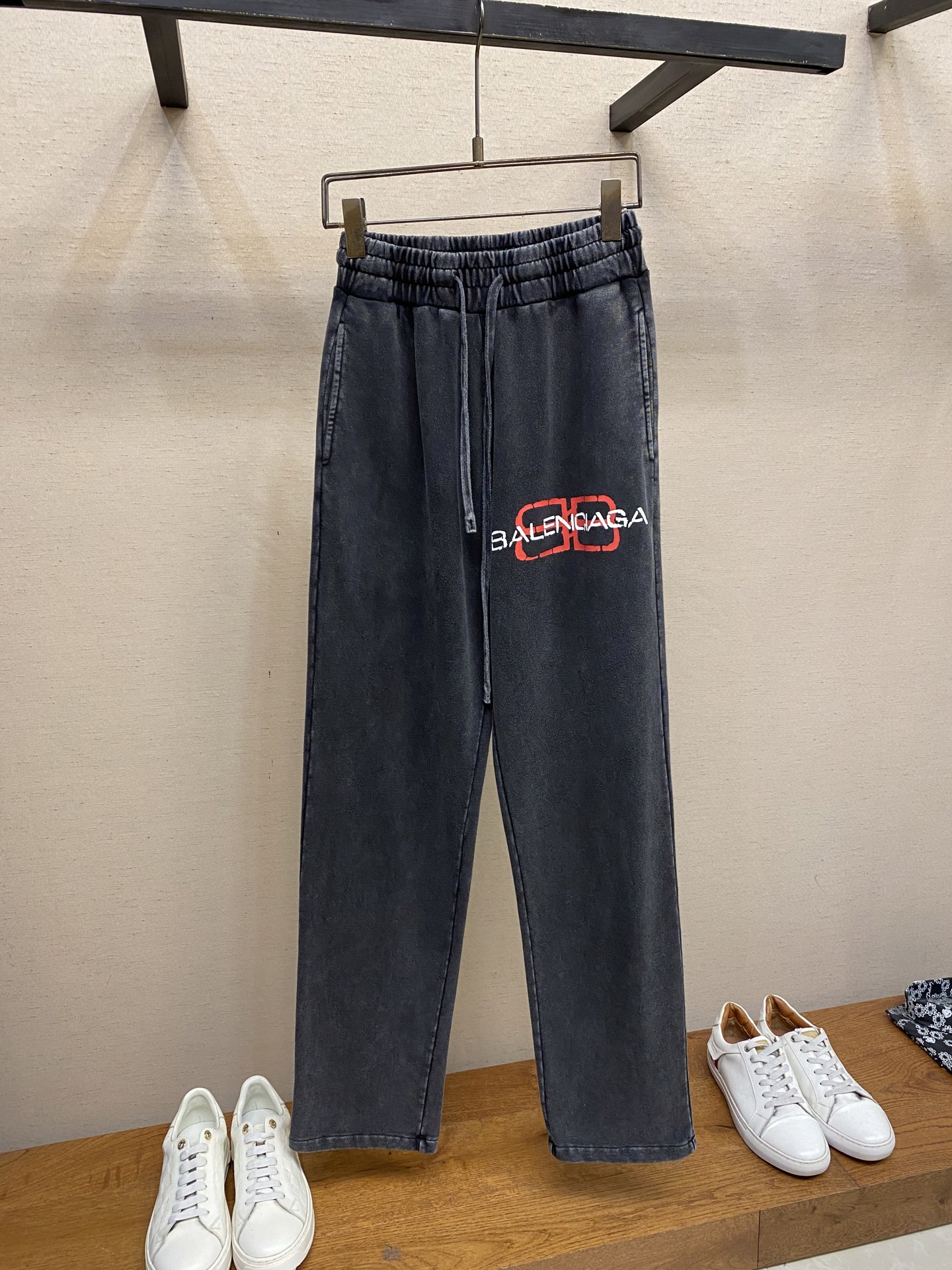 NO:653539,Balenciaga, BLCG Paris pure cotton washed and brushed distressed terry straight-leg casual pants. The red brand embroidery on the left leg is super eye-catching and highly recognizable. The cotton fabric is soft and breathable, making daily wear stress-free. The drawstring waist design allows for easy adjustment and is suitable for all body types. Casual street style, it can be worn casually with T-shirts and sweaters, and it is easy to create a trendy look.  Size S-XL,,balenciaga,hoodie,sweatshirts,tees,t-shirt,alexander wang19860909Balenciaga、BLCG 巴黎纯棉洗水磨毛做旧毛圈直筒裤休闲裤 左腿红色品牌刺绣超吸睛,辨识度满分 棉质面料柔软透气,日常穿搭无压力.抽绳裤腰设计,松紧随心调节,适合各种身材.休闲街头风,随便搭T恤、卫衣都很有范儿,轻松打造潮流 look 尺码S-XL,,balenciaga,hoodie,sweatshirts,tees，t-shirt,alexander wang,Men's clothing