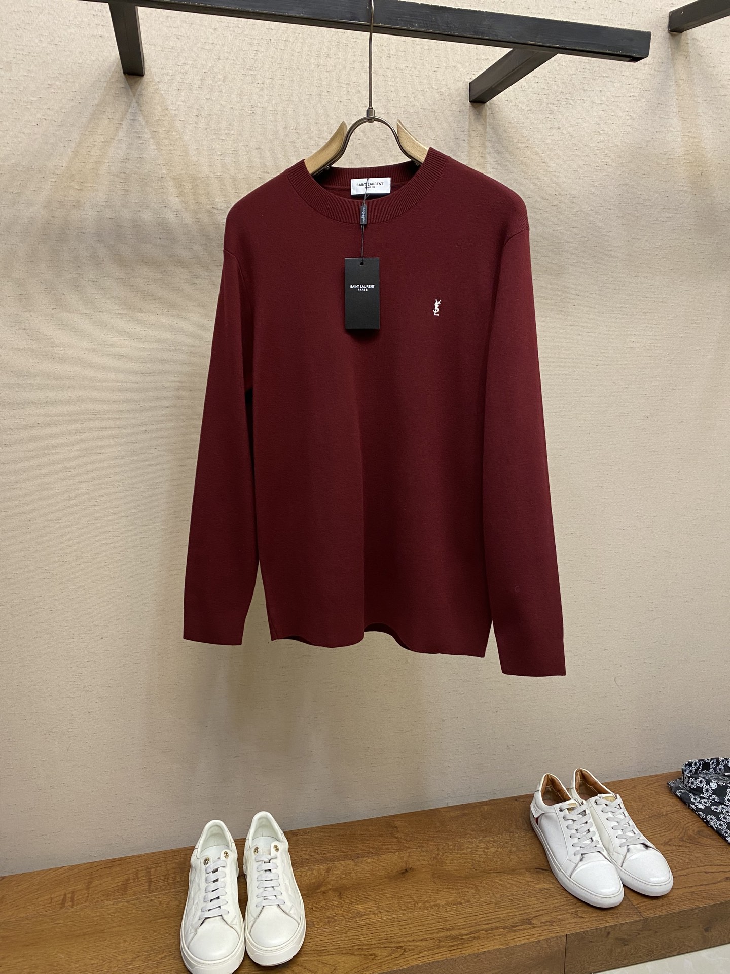 NO:653544,YSL holiday limited edition!  Autumn and winter wool blended knitted sweater YSL two-color fine imitation sweater, a basic style that can also be worn with a luxurious and relaxed feel. It is made of blended fabrics such as polyester fiber + acrylic + wool, and is woven with 52-count fine imitation technology - it not only has the softness of knitting against the skin, but also uses fine imitation technology to achieve a 'soft but not collapse' stiff silhouette, which is not easy to deform after long-term wear. It is a high-end basic style that can take into account 'comfort' and 'styling'.  Navy blue has its own 'restrained sense of luxury', which makes it look casual and fashionable when paired with jeans, while layering a suit makes it look like a light business yuppie; burgundy has a dark atmosphere, which brings a warm texture when worn in autumn and winter. It can break out of dullness when paired with black pants and khaki pants. The minimalist solid color + YSL embroidery logo on the chest is a luxurious expression of 'less is more' - not ostentatious, but the details can reveal the brand recognition. Size XS-L,, saint  laurent,sweaters,business suit,alexander wang19860909YSL节日限定款！秋冬羊毛混纺针织毛衣 YSL双色精仿针织衫,基础款也能穿出高奢松弛感. 用聚酯纤维+腈纶+羊毛等混纺面料,经52支精仿工艺织就——既有针织的柔软贴肤,又借精仿工艺实现“软而不塌”的挺括廓形,久穿不易变形,是能兼顾“舒适感”与“造型感”的高阶基础款. 藏青色自带“克制高级感”,搭牛仔是随性潮人,叠西装则是轻商务雅痞；酒红色暗调氛围色,秋冬穿自带温暖质感,配黑裤、卡其裤都能跳出沉闷. 极简纯色+胸前YSL刺绣Logo,是“少即是多”的奢潮表达——不张扬,却能凭细节透出品牌辨识度. 尺码XS-L,,saint laurent,sweaters,business suit,alexander wang,Men's clothing