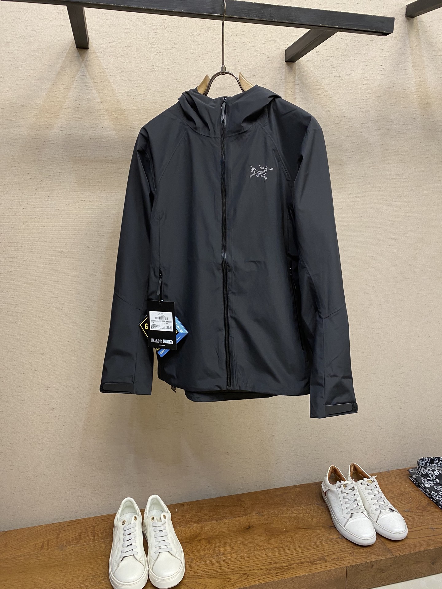 NO:653550,Arctery KADIN windproof men's soft shell hooded jacket. The most comfortable jacket in soft shell!  More suitable for daily use, going to work, daily exercise, and traveling around. It is a jacket with a bit of business casual feel. The focus is on being suitable for all seasons. This is why kadin has always been unbeaten. It is extremely cost-effective. The so-called teenagers who don’t know how good kadin is mistake beta for treasure. It is a style with the highest matching rate in daily photos. A soft shell jacket that combines comfort and outdoor. All functions: windproof, water repellent GORE-TEX  INFINIUMT fabric has four-way mechanical elasticity and excellent breathability. The underarm openings help air flow, thereby improving breathability, softness and comfort. ·Joined tailoring for free movement. ·Velcro cuff closure to cover the sleeves. ·Two zippered pockets that can be stored in their own pockets. ·Full-length Vislon main zipper.  ·Single pull tab hat drawstring adjustment strap, simple hood size S-2xl,,jil sander,jackets & coats,jackets & coats,hats,alexander wang19860909Arctery 鸟家KADIN 防风 男子 软壳连帽夹克外套.软壳里最舒服的一款夹克 ！更适合日常 出门上班 日常锻炼 周边旅行的一款 有点商务休闲感的外套 重点是适合四季 这也是为什么 kadin 一直不败 性价比极高 所谓少年不知 kadin 好 错把 beta 当成宝 是一款日常出镜率 搭配率最高的款式 集舒服和户外一体的软壳夹克 全部性能 ·防风,防泼水 GORE-TEX INFINIUMT面料具有四向机械弹性,并且透气性出色,腋下开口有助于空气流动,从而提升透气性,柔软、舒适 ·拼接剪裁,活动自如 ·Velcro袖口封口可包住袖子 ·两个拉链口袋,可收纳到自身口袋 ·全长Vislon主拉链 ·面布采用不含PFC(全氟碳化合物)的 DWR 处理 .可调下摆绳防止冷风进入 ·单拉片帽子抽绳调节带,简洁的帽兜 尺码S-2xl,,jil sander,jackets & coats,jackets & coats,hats,alexander wang,Men's clothing