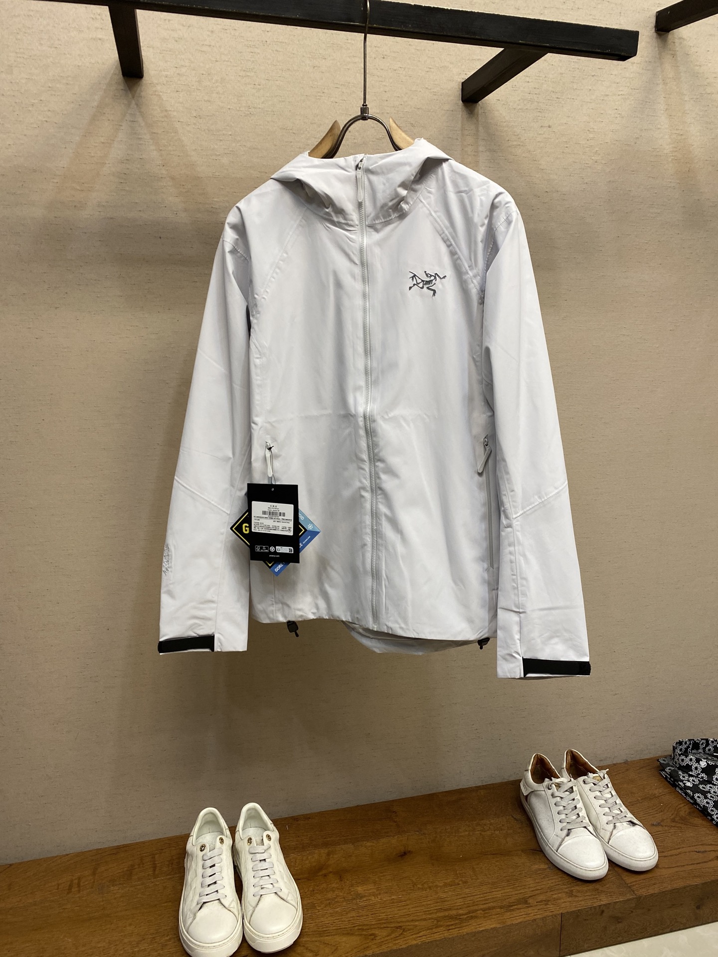 NO:650448,Arctery KADIN windproof men's soft shell hooded jacket. The most comfortable jacket in soft shell!  More suitable for daily use, going to work, daily exercise, and traveling around. It is a jacket with a bit of business casual feel. The focus is on being suitable for all seasons. This is why kadin has always been unbeaten. It is extremely cost-effective. The so-called teenagers who don’t know how good kadin is mistake beta for treasure. It is a style with the highest matching rate in daily photos. A soft shell jacket that combines comfort and outdoor. All functions: windproof, water repellent GORE-TEX  INFINIUMT fabric has four-way mechanical elasticity and excellent breathability. The underarm openings help air flow, thereby improving breathability, softness and comfort. ·Joined tailoring for free movement. ·Velcro cuff closure to cover the sleeves. ·Two zippered pockets that can be stored in their own pockets. ·Full-length Vislon main zipper.  ·Single pull tab hat drawstring adjustment strap, simple hood size S-2xl,,jil sander,jackets & coats,jackets & coats,hats,alexander wang19860909Arctery 鸟家KADIN 防风 男子 软壳连帽夹克外套.软壳里最舒服的一款夹克 ！更适合日常 出门上班 日常锻炼 周边旅行的一款 有点商务休闲感的外套 重点是适合四季 这也是为什么 kadin 一直不败 性价比极高 所谓少年不知 kadin 好 错把 beta 当成宝 是一款日常出镜率 搭配率最高的款式 集舒服和户外一体的软壳夹克 全部性能 ·防风,防泼水 GORE-TEX INFINIUMT面料具有四向机械弹性,并且透气性出色,腋下开口有助于空气流动,从而提升透气性,柔软、舒适 ·拼接剪裁,活动自如 ·Velcro袖口封口可包住袖子 ·两个拉链口袋,可收纳到自身口袋 ·全长Vislon主拉链 ·面布采用不含PFC(全氟碳化合物)的 DWR 处理 .可调下摆绳防止冷风进入 ·单拉片帽子抽绳调节带,简洁的帽兜 尺码S-2xl,,jil sander,jackets & coats,jackets & coats,hats,alexander wang,Men's clothing