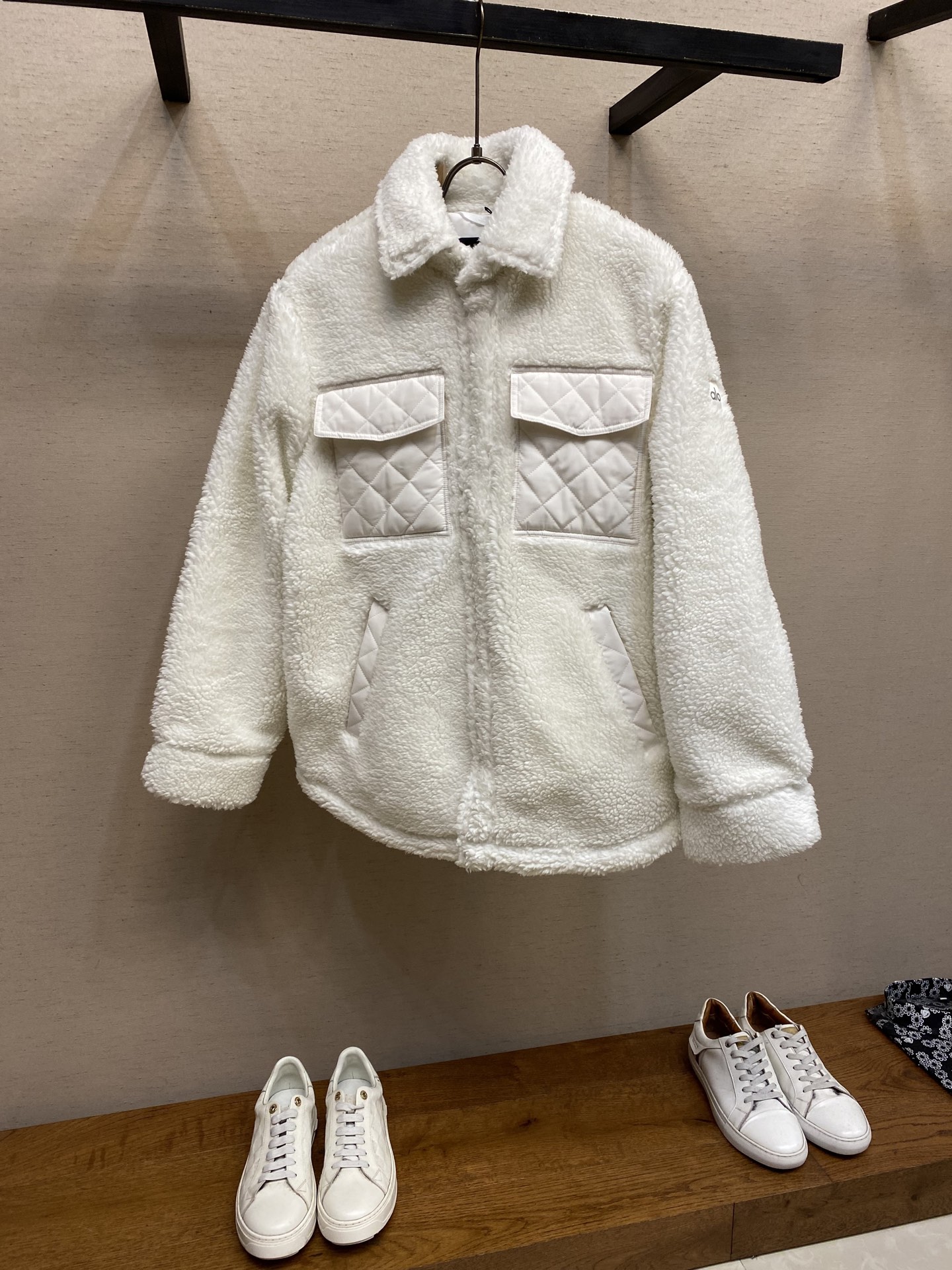 NO:623984,Alo Yoga Sherpa Edge series lambswool jackets are made of high-quality imitation sherpa, soft and warm, perfect for autumn and winter! Long shirt jacket design, rhombus pockets + Teddy fleece, perfect details. Loose fit, comfortable and fashionable, looks good with any outfit! It can be easily controlled for daily leisure or sports, suitable for fitness, yoga, and outdoor activities, warm and not bulky, functional and fashionable. Sizes XS-L,,jackets & coats,jackets  & coats,shirts,alexander wang19860909Alo Yoga Sherpa Edge系列羊羔毛外套,采用高品质仿羊羔绒,柔软又保暖,秋冬穿超合适!长款衬衫夹克设计,菱格纹口袋+泰迪抓绒,细节满分 宽松版型,舒适又时髦, 怎么搭都好看!日常休闲或运动都能轻松驾驭,健身、瑜伽、户外活动都很适合,保暖又不臃肿,功能性与时尚感兼具 尺码XS-L,,jackets & coats,jackets & coats,shirts,alexander wang,Men's clothing