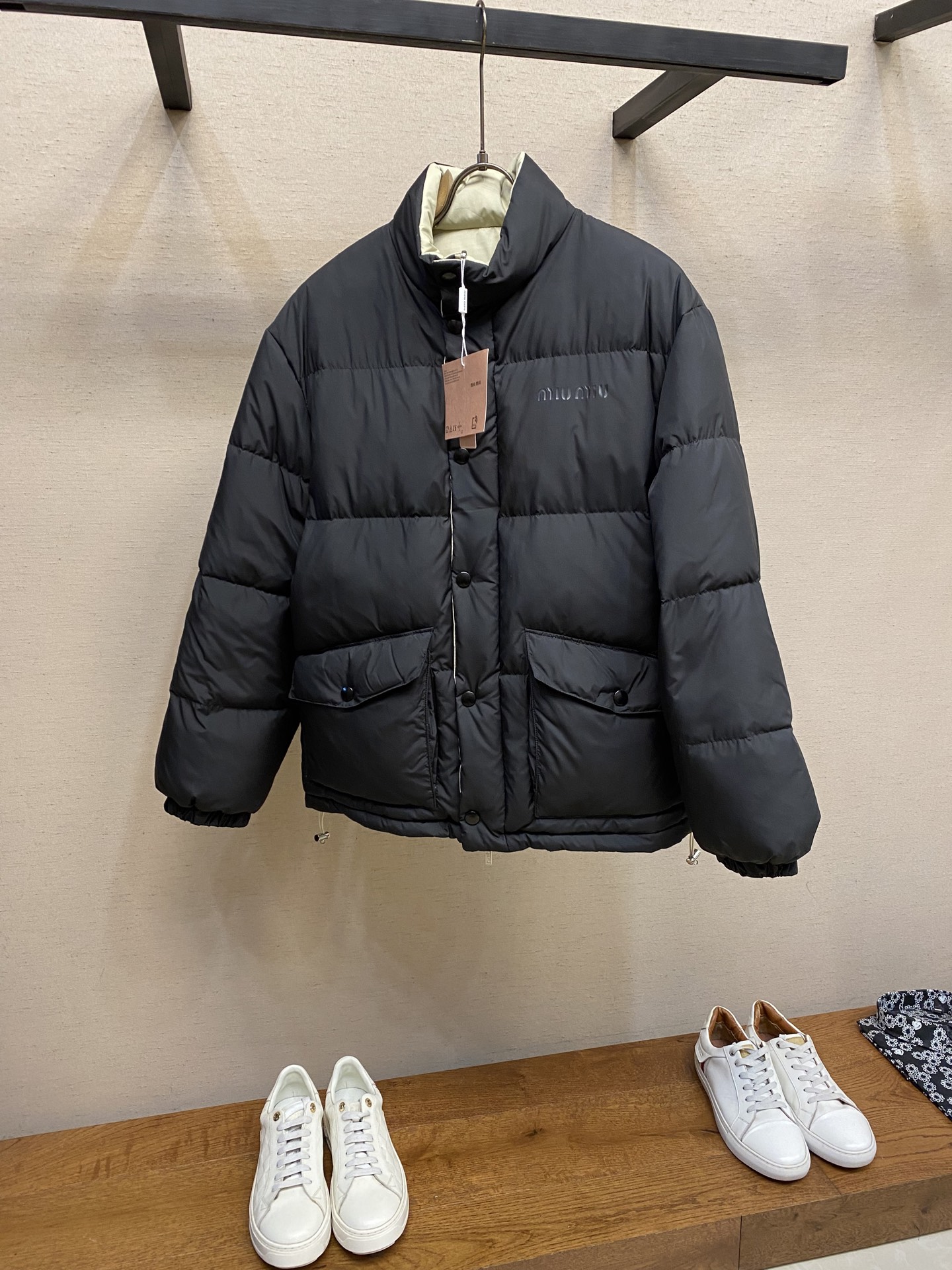 NO:623981,Miu Miu Reversible Down Jacket Fabric Sourcing The outer fabric is made of high-density nylon, which is light but high-strength and can effectively block the intrusion of wind and rain. It also has good breathability and maintains wearing comfort. The inner fabric is made of soft cotton blended fabric. It can cooperate well with the filler to prevent down from drilling out while providing a comfortable wearing experience to increase moisture absorption and perspiration performance. The filler is 90 new national standard white duck down.  In order to ensure the even distribution of down, the down filling process uses a process of first quilting and then filling. First, the outer and inner layers of fabric are quilted to form independent down filling grids, and then the down is filled into each grid according to the specified weight. This process can ensure that the down will not accumulate in one place during wearing, maintaining the overall warmth and uniformity.  Styling process In order to keep the down jacket in good shape, a shaping process is used during the production process. The stitch length and tightness of the stitches are controlled during quilting to make the quilting lines smooth and beautiful; elastic fabrics or rib designs are used on the cuffs, hems and other parts to increase the three-dimensional sense and fit of the garment.  Sewing and splicing is the most common splicing method. Different parts of the fabric are sewn together by a sewing machine. During the splicing process, attention needs to be paid to the evenness of the stitch length and the firmness of the stitches. Double-needle sewing is used to prevent the fabric from coming off the thread. For some key splicing parts, such as shoulders, armpits, etc., reinforced sewing methods are used to increase the durability of the garment. Craft accessories  Zipper YKK zipper is a recognized high-quality zipper brand in the industry. The color of the customized zipper matches the overall design of the garment. The metal zipper can add a sense of fashion, while the invisible zipper can make the appearance of the garment simpler. Buttons and snaps use buttons or snaps as auxiliary closure devices. Sizes S-XL,,miumiu,jackets & coats,down jacket,alexander wang19860909Miu Miu双面穿羽绒夹克 面料采购 外层面料选用高密度的尼龙,这种面料质地轻薄但强度高,能有效阻挡风和雨水的侵入,同时具有良好的透气性,保持穿着的舒适度. 内层面料选用柔软的棉混纺面料.能够与填充物良好配合,防止羽绒钻出,同时提供舒适的穿着体验.以增加吸湿排汗性能. 填充物90新国标白鸭绒 充绒工艺为了保证羽绒均匀分布,会采用先绗缝后充绒的工艺.首先将外层和内层面料通过绗缝形成一个个独立的充绒格,然后将羽绒按规定的重量充入每个格中.这种工艺可以确保羽绒不会在穿着过程中堆积在一处,保持整体的保暖均匀性. 定型工艺为了使羽绒服保持良好的版型,在生产过程中会采用定型工艺.在绗缝时控制针距和线迹的松紧度,使绗缝线条平整美观；在袖口、下摆等部位采用弹性面料或罗纹设计,增加服装的立体感和贴合度. 缝制拼接这是最常见的拼接方式,通过缝纫机将不同部位的面料缝合在一起.在拼接过程中,需要注意针距的均匀和线迹的牢固,采用双针缝制以防止面料脱线.对于一些关键的拼接部位,如肩部、腋下等,会采用加固缝制的方法,增加服装的耐用性. 工艺辅料  拉链YKK拉链是行业内公认的高品质拉链品牌,定制拉链的颜色与服装整体设计相匹配,金属拉链可以增加时尚感,而隐形拉链则能使服装外观更加简洁.  纽扣和按扣使用纽扣或按扣作为辅助闭合装置. 尺码S-XL,,miumiu,jackets & coats,down jacket,alexander wang,Men's clothing