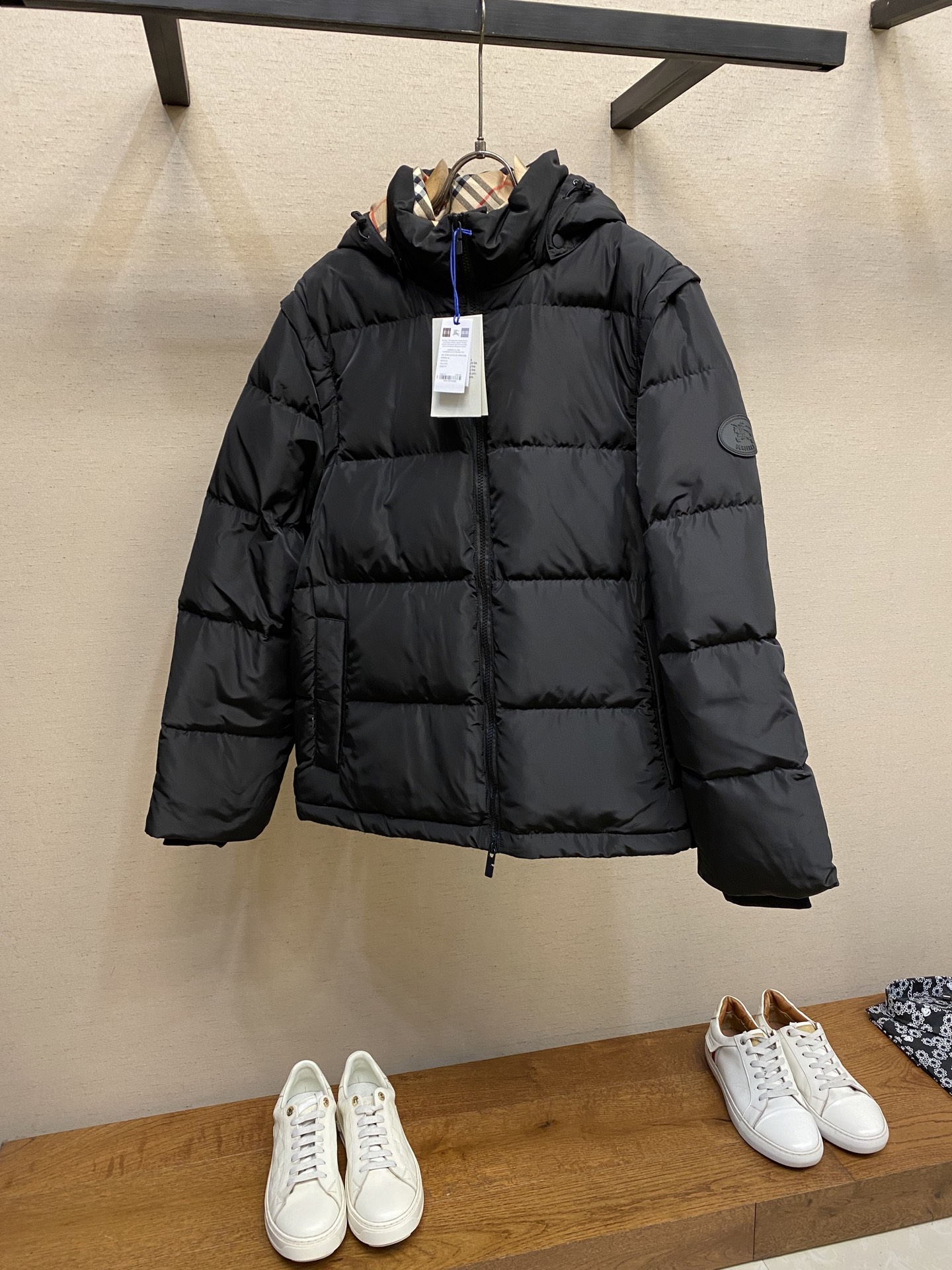 NO:623996,BBR, removable sleeve down jacket 1. Fabric procurement: The material is selected from high-density nylon, which has windproof, waterproof and wear-resistant properties. The coating treatment requires a water repellent (DWR) coating to improve the waterproof performance. Lining design The lining is made of classic plaid pattern fabric, usually a blended material, to increase brand recognition. 2. Filling: Choose high-quality white duck down for the down, with a filling amount of (900 fill power) to ensure warmth.  2. Production process: Use laser cutting technology to ensure the accuracy and neatness of the edges of the cutting pieces. Consider the distribution of down filling when cutting to ensure that each part is warm and even. The plaid alignment in the hat is also restored 1:1. A computer numerical control quilting machine is used for quilting to ensure the uniformity and beauty of the quilting lines. The quilting line uses high-strength nylon thread, the color is similar to the outer fabric, to maintain the overall beauty. Seam treatment  The seams are piping to prevent down from leaking. For key parts, such as cuffs, hems, etc., rib design is used to enhance fit and comfort. Zippers choose high-quality YKK zippers to ensure durability and smoothness. The zipper pulls are customized with brand logos to increase brand recognition. The sleeves can be detached and turned into vests, which adds some production costs. Sizes S-XL,, down jacket, hats, alexander wang19860909BBR,可脱卸袖羽绒服 一、面料采购 材质选择高密度的尼龙具有防风、防水和耐磨的特性. 涂层处理需要进行防泼水（DWR）涂层处理,以提高防水性能. 里衬设计内衬采用经典的格纹图案布料,通常为混纺材质,增加品牌辨识度. 2. 填充物 羽绒选择高品质的白鸭绒 填充量达到（900蓬松度）,以确保保暖性. 二、生产工艺 使用激光切割技术,确保裁片边缘的精确性和整洁度.裁片时考虑羽绒填充的分布,确保各部分保暖均匀.帽子中的格纹对位也是1比1还原 采用电脑数控绗缝机进行绗缝,确保绗缝线条的均匀和美观. 绗缝线采用高强度的尼龙线,颜色与外层面料相近,以保持整体美观. 接缝处理 接缝处采用滚边工艺,防止羽绒外泄. 对于关键部位,如袖口、下摆等,采用罗纹设计,以增强贴合度和舒适度. 拉链 选择高品质的YKK拉链,确保耐用且顺滑. 拉链头定制品牌标志,增加品牌辨识度. 袖子可以脱卸 变成马甲 增加了一些生产成本 尺码S-XL,,down jacket,hats,alexander wang,Men's clothing