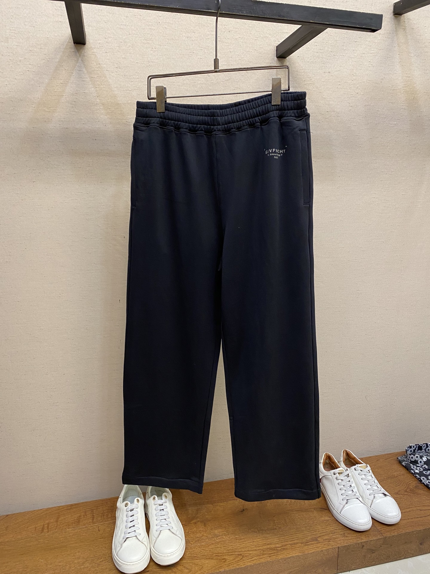 NO:623966,Givenchy men's casual pants, the latest style with unrivaled upper body fit!  You can definitely close your eyes and close your eyes. This type of pants is very versatile and has an elastic waist. It can be worn in daily work and outdoor sports. It is the perfect combination of fashion, leisure and outdoor sports, so it is your best choice whether you wear it daily or outdoors. Extreme comfort and quick perspiration are the most popular focus, improving the wearing comfort. It is suitable for aerobic exercise and cross-country running. This type of running casual pants has an extremely wide range of applications, allowing you to naturally maintain your love for sports in the summer, and can also be worn in leisure life.  Size S-2xl,,givenchy,alexander wang19860909Givenchy 男士休闲裤 最新款上身版型无敌正！ 绝对可以闭眼收的一款 此款裤子非常百搭,弹力腰围,日常上班 户外运动都可以穿着,是时尚休闲与户外运动的完美结合,所以无论您平时穿或者户外穿都是您的最佳选择. 极致舒适和快速排汗是备受青睐的重点,提升穿着舒适度,适合有氧运动和越野跑条件下穿着,此款是一件适用范围极其广泛的跑步休闲裤,让你在夏天自然可以保持对运动热爱,也可以在休闲生活中穿着 尺码S-2xl,,givenchy,alexander wang,Men's clothing