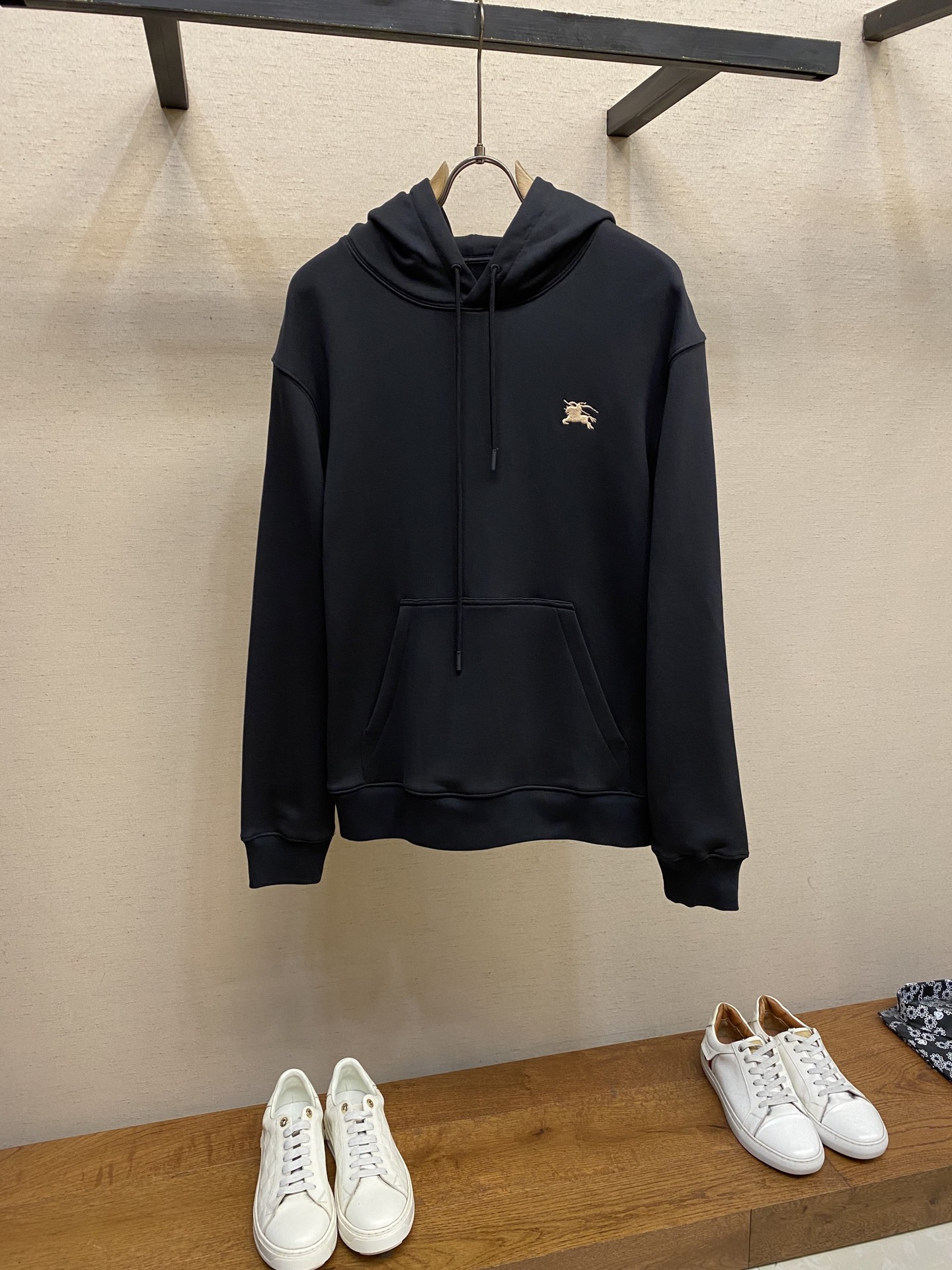 NO:623970,BBR fashionable long-sleeved hooded sweatshirt, carefully selected high-end stretch pure cotton fabric, soft and waxy to the touch!  Delicate texture, non-marking, dust-proof and iron-free, three-dimensional and stylish, top-notch dressing enjoyment. Create a unique sense of fashion, a combination of classic and fashionable fashion, and high-end luxury items with obvious performance!  It can be worn alone as an inner layer. It has a simple and classic style of sports sweatpants. It matches the high-tech custom-dyed fabric material developed by the brand. The fabric has a certain stiffness, is silky, breathable, sweat-absorbent and very comfortable. Size S-2xl, hoodie, sweatshirts, hats, alexander wang19860909BBR 时尚长袖连帽卫衣 臻选高端弹力纯棉棉面料,手感软糯！质感细腻,无痕防尘免烫立体有型,顶级的穿衣享受.打造别具一格的时尚韵味感,经典与时髦的时尚结合,搭配性能显而易见的高奢单品！ 内搭单穿都完全没问题 简约经典的运动卫裤造型 感搭配品牌研发高科技订染面料材质 面料有一定的挺度 丝滑感透气吸汗同时非常舒适 尺码S-2xl,,hoodie,sweatshirts,hats,alexander wang,Men's clothing