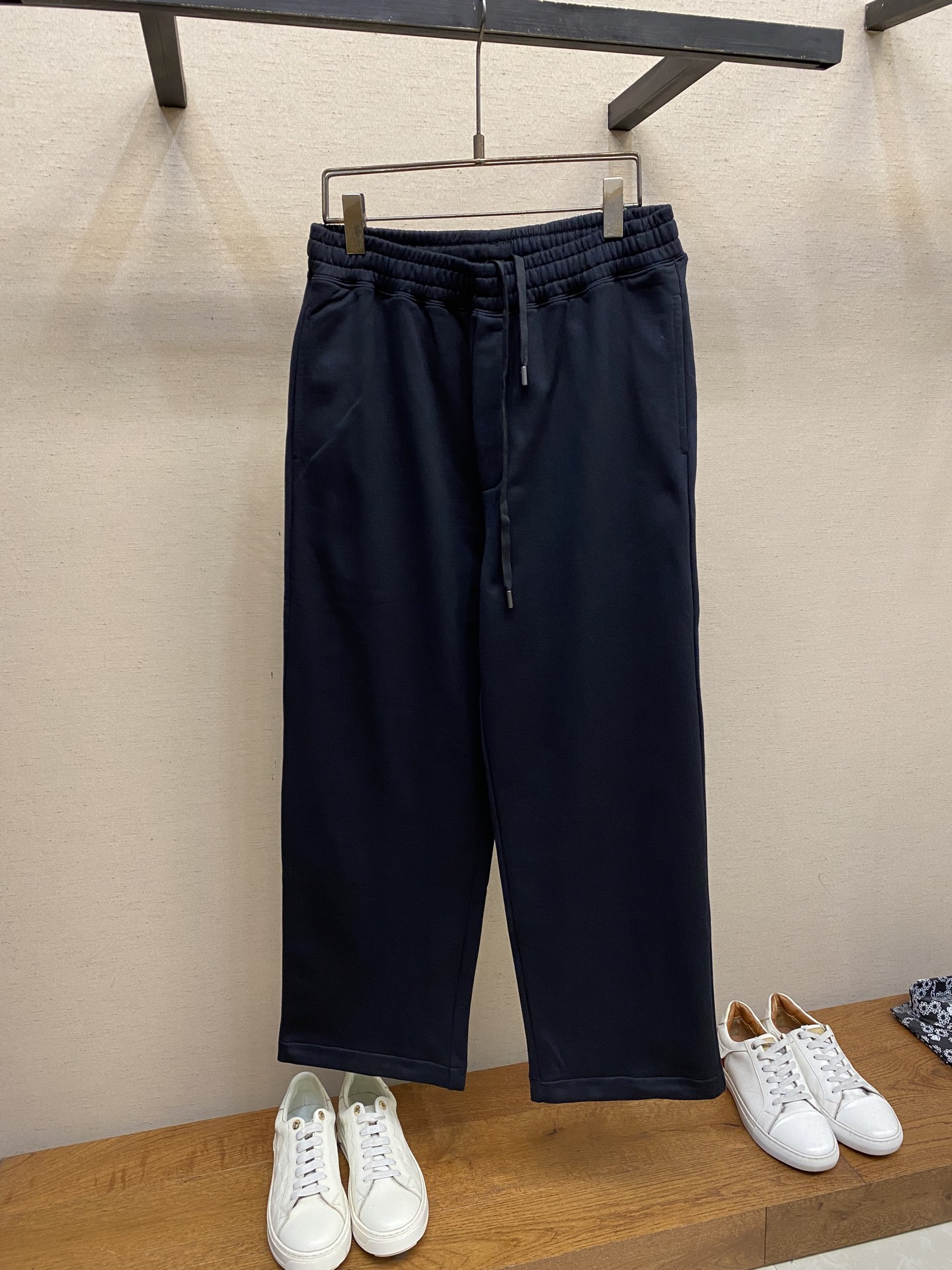 NO:624007,Fendi men's casual pants, the latest upper body style, unbeatable!  You can definitely close your eyes and close your eyes. This type of pants is very versatile and has an elastic waist. It can be worn in daily work and outdoor sports. It is the perfect combination of fashion, leisure and outdoor sports, so it is your best choice whether you wear it daily or outdoors. Extreme comfort and quick perspiration are the most popular focus, improving the wearing comfort. It is suitable for aerobic exercise and cross-country running. This type of running casual pants has an extremely wide range of applications, allowing you to naturally maintain your love for sports in the summer, and can also be worn in leisure life.  Size S-2xl S size: Waist 72 Hips 111 Pants length 101 M size: Waist size 76 Hips 114 Pants length 102 L size: Waist size 81 Hips 117 Pants length 10319860909Fendi 男士休闲裤 最新款上身版型无敌正！ 绝对可以闭眼收的一款 此款裤子非常百搭,弹力腰围,日常上班 户外运动都可以穿着,是时尚休闲与户外运动的完美结合,所以无论您平时穿或者户外穿都是您的最佳选择. 极致舒适和快速排汗是备受青睐的重点,提升穿着舒适度,适合有氧运动和越野跑条件下穿着,此款是一件适用范围极其广泛的跑步休闲裤,让你在夏天自然可以保持对运动热爱,也可以在休闲生活中穿着 尺码S-2xl S码:腰围72 臀围111 裤长101 M码:腰围76 臀围114 裤长102 L码:腰围81 臀围117 裤长103 XL码:腰围86 臀围120 裤长104 2XL码: 腰围91 臀围123 裤长105,,fendi,alexander wang,Men's clothing