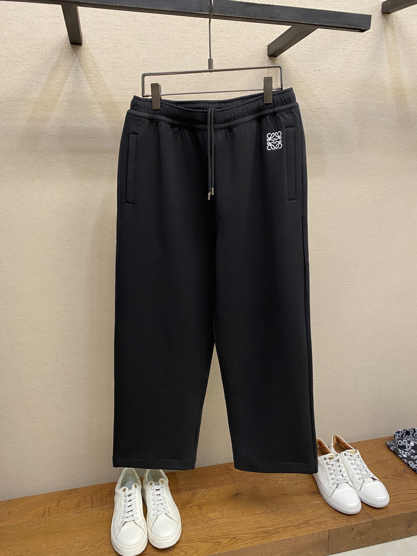 NO:624002,Loewe men's casual pants, the latest style with unrivaled fit!  You can definitely close your eyes and close your eyes. This type of pants is very versatile and has an elastic waist. It can be worn in daily work and outdoor sports. It is the perfect combination of fashion, leisure and outdoor sports, so it is your best choice whether you wear it daily or outdoors. Extreme comfort and quick perspiration are the most popular focus, improving the wearing comfort. It is suitable for aerobic exercise and cross-country running. This type of running casual pants has an extremely wide range of applications, allowing you to naturally maintain your love for sports in the summer, and can also be worn in leisure life.  Size S-2xl S size: Waist 72 Hips 111 Pants length 101 M size: Waist size 76 Hips 114 Pants length 102 L size: Waist size 81 Hips 117 Pants length 103 XL size: Waist size 86 Hips 120 Pants length 104 2XL size: Waist size 91 Hips 123 Pants length 105  wang19860909Loewe 男士休闲裤 最新款上身版型无敌正！ 绝对可以闭眼收的一款 此款裤子非常百搭,弹力腰围,日常上班 户外运动都可以穿着,是时尚休闲与户外运动的完美结合,所以无论您平时穿或者户外穿都是您的最佳选择. 极致舒适和快速排汗是备受青睐的重点,提升穿着舒适度,适合有氧运动和越野跑条件下穿着,此款是一件适用范围极其广泛的跑步休闲裤,让你在夏天自然可以保持对运动热爱,也可以在休闲生活中穿着 尺码S-2xl S码:腰围72 臀围111 裤长101 M码:腰围76 臀围114 裤长102 L码:腰围81 臀围117 裤长103 XL码:腰围86 臀围120 裤长104 2XL码: 腰围91 臀围123 裤长105,,loewe,alexander wang,Men's clothing