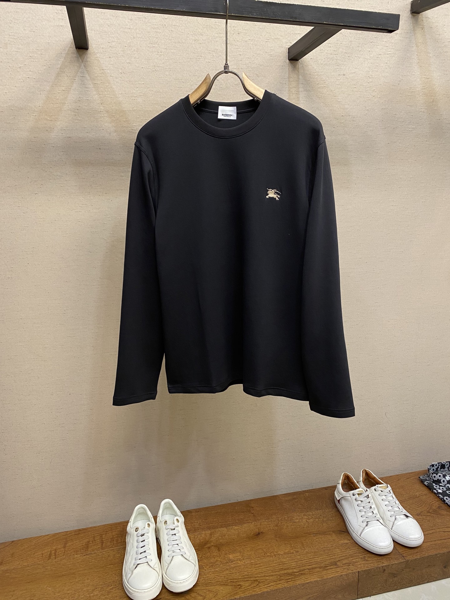 NO:623989,BBR's unisex round neck long-sleeved T-shirt can be worn outside in autumn and as a base layer in winter. It can be worn all year round. Super cost-effective. Feel free to compare. The fabric is made of original custom-made pure long-staple cotton. It feels super comfortable when pressed against the skin. It is very heavy and textured. It is natural and casual and can show the wearer's fashion personality. The loose and slightly wide T-shirt is cut. The same style is suitable for men and women. It can be matched with any style of daily wear!  Size S-2xl Color Black, White S Length 66 Bust 98 Shoulder Width 43 M Length 68 Bust 102 Shoulder Width 44 L Length 70 Bust 106 Shoulder Width 4519860909BBR 男女同款圆领长袖T恤 秋天可外穿 冬天可打底 一年四季可穿 超高性价比 随意对比 面料采用原版订制纯棉长绒棉 压肤感觉超舒服,非常重磅且有质感 自然随性的可以展现出着装者的时尚个性,宽松微阔T恤版型剪裁,男女同款出彩搭配,可任凭日常穿搭风格凹出时尚造型！ 尺码S-2xl 颜色黑色,白色 S衣长66胸围98肩宽 43 M衣长68胸围102肩宽 44 L衣长70胸围106肩宽 45 XL衣长72胸围110肩宽46 2XL:衣长73胸围116肩宽47,,tees，t-shirt,alexander wang,Men's clothing