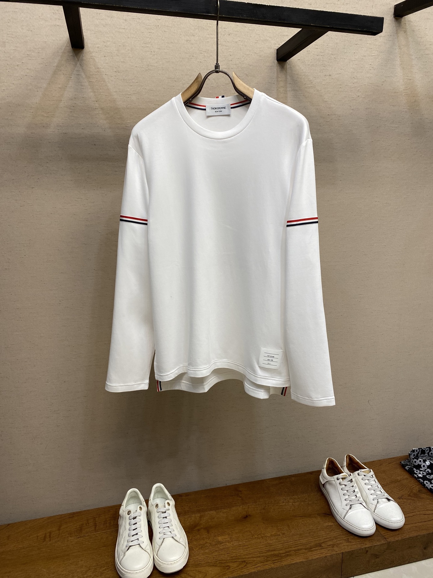 NO:623998,TB Unisex round neck long-sleeved T-shirt can be worn outside in autumn and as a base layer in winter. It can be worn all year round. Super cost-effective. Feel free to compare. The fabric is made of original custom-made pure long-staple cotton. It feels super comfortable when pressed against the skin. It is very heavy and textured. It is natural and casual and can show the fashion personality of the wearer. The loose and slightly wide T-shirt is cut. The same style is suitable for men and women. It can be matched with any style of daily wear!  Size S-2xl Color Black, White S Length 66 Bust 98 Shoulder Width 43 M Length 68 Bust 102 Shoulder Width 44 L Length 70 Bust 106 Shoulder Width 4519860909TB 男女同款圆领长袖T恤 秋天可外穿 冬天可打底 一年四季可穿 超高性价比 随意对比 面料采用原版订制纯棉长绒棉 压肤感觉超舒服,非常重磅且有质感 自然随性的可以展现出着装者的时尚个性,宽松微阔T恤版型剪裁,男女同款出彩搭配,可任凭日常穿搭风格凹出时尚造型！ 尺码S-2xl 颜色黑色,白色 S衣长66胸围98肩宽 43 M衣长68胸围102肩宽 44 L衣长70胸围106肩宽 45 XL衣长72胸围110肩宽46 2XL:衣长73胸围116肩宽47,,tees，t-shirt,alexander wang,Men's clothing