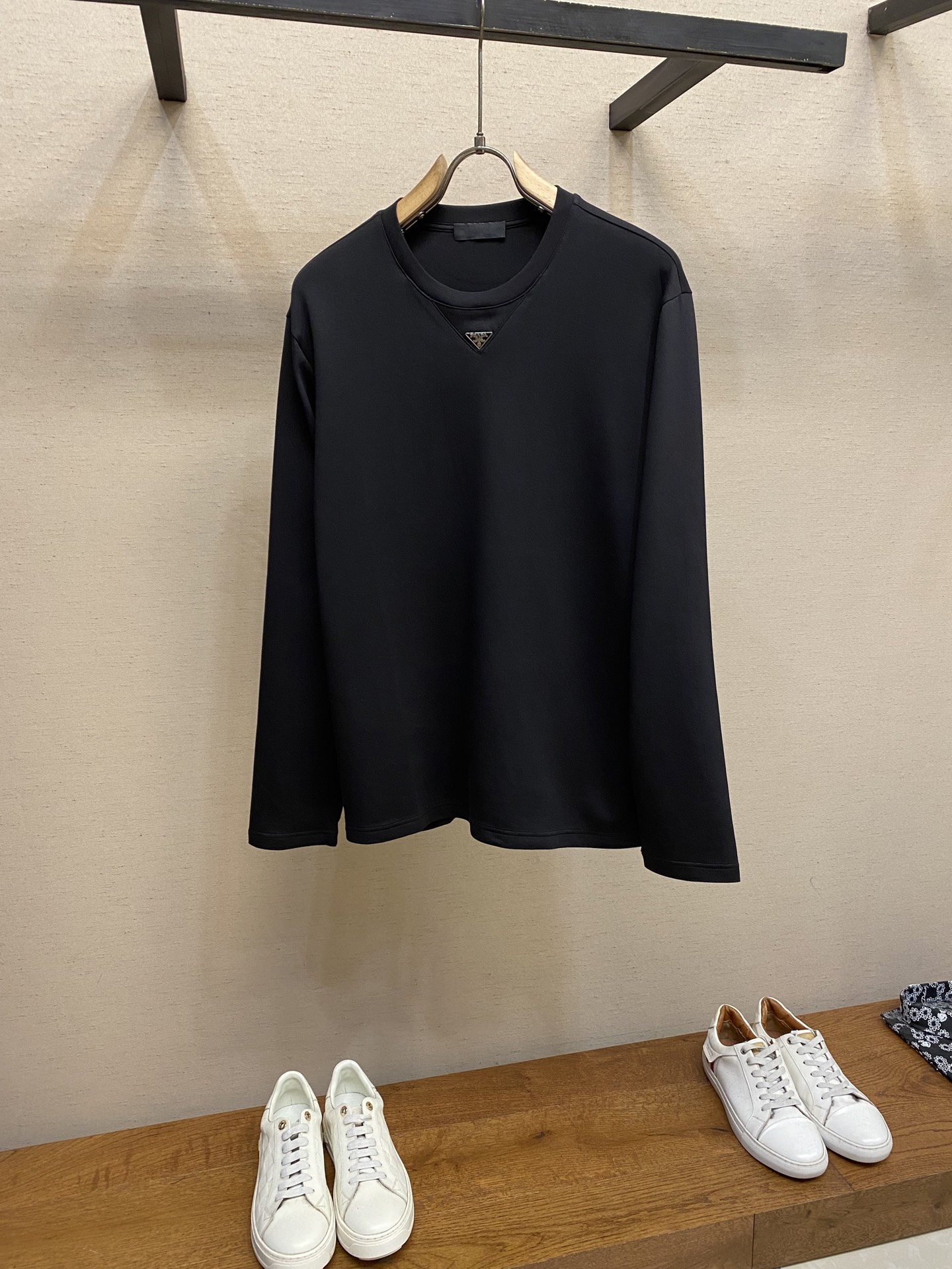 NO:623994,Prada's unisex round neck long-sleeved T-shirt can be worn outside in autumn and as a base in winter. It can be worn all year round. Super cost-effective. Feel free to compare. The fabric is made of original custom-made pure long-staple cotton. It feels super comfortable when pressed against the skin. It is very heavy and textured. It is natural and casual and can show the wearer's fashion personality. The loose and slightly wide T-shirt is cut. The same style is suitable for men and women. It can be matched with any style of daily wear!  Size S-2xl color black, white S length 66 bust 98 shoulder width 43 M length 68 bust 102 shoulder width 44 L length 70 bust 106 shoulder width 45 XL length 72 bust 110 shoulder width 46 2XL: length 73 bust 116 shoulder width 47, prada, tees, t-shirt, alexander wang19860909Prada 男女同款圆领长袖T恤 秋天可外穿 冬天可打底 一年四季可穿 超高性价比 随意对比 面料采用原版订制纯棉长绒棉 压肤感觉超舒服,非常重磅且有质感 自然随性的可以展现出着装者的时尚个性,宽松微阔T恤版型剪裁,男女同款出彩搭配,可任凭日常穿搭风格凹出时尚造型！ 尺码S-2xl 颜色黑色,白色 S衣长66胸围98肩宽 43 M衣长68胸围102肩宽 44 L衣长70胸围106肩宽 45 XL衣长72胸围110肩宽46 2XL:衣长73胸围116肩宽47,,prada,tees，t-shirt,alexander wang,Men's clothing