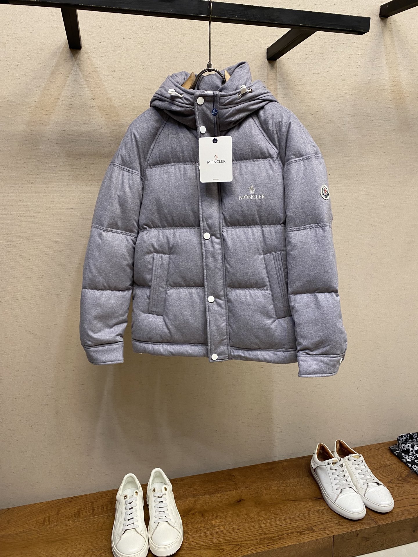 NO:648080,Moncler's new autumn and winter down jacket is high-end customized and filled with top-quality national standard pure 90 white duck down. The quality can withstand any form of inspection, presenting a brand new look and giving you a unique upper body experience!  They have gone through a strict selection process, and their fluffiness and resilience are extremely superior, and their cold-proof performance is beyond doubt!  Customized original metal zipper, fashionable and versatile. The upper body is elegant and handsome, full of personality, and has a brand new sense of sight!  Ready for sale, sizes 48-54,,jackets & coats,down jacket,alexander wang19860909Moncler 秋冬新款羽绒服外套 高端定制 内填充顶级国标纯正90白鸭绒 品质经得起任何形式检验,呈现一种焕然一新,赋予你与众不同的上身体验！均经过严格的挑选工序,其蓬松感与与回弹性都极为优越,御寒性能更是毋庸置疑！定制原版金属拉链,时尚百搭潮 上身优雅帅气,个性十足,焕然一新的即视感！现货发售, 尺码48-54,,jackets & coats,down jacket,alexander wang,Men's clothing