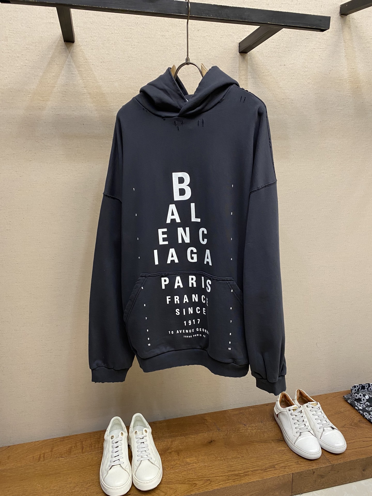 NO:648076,Balenciaga hooded letter printed loose long-sleeved sweatshirt. Authentic 3989 purchase and development. 400g combed cotton terry iron gray sweatshirt material. 1*1 trendy brand rib. Washed and worn. Glue printing. Customized 11 trademarks. Loose fit. Sizes S, M, L,, balenciaga, hoodie, sweatshirts, hats, alexander wang19860909Balenciaga 连帽字母印花宽松长袖卫衣 正品3989购入开发 400克精梳棉毛圈铁灰卫衣料 1*1潮牌罗纹 洗水磨破 胶浆印花 定制11商标 宽松版型 尺码S,M,L,,balenciaga,hoodie,sweatshirts,hats,alexander wang,Men's clothing