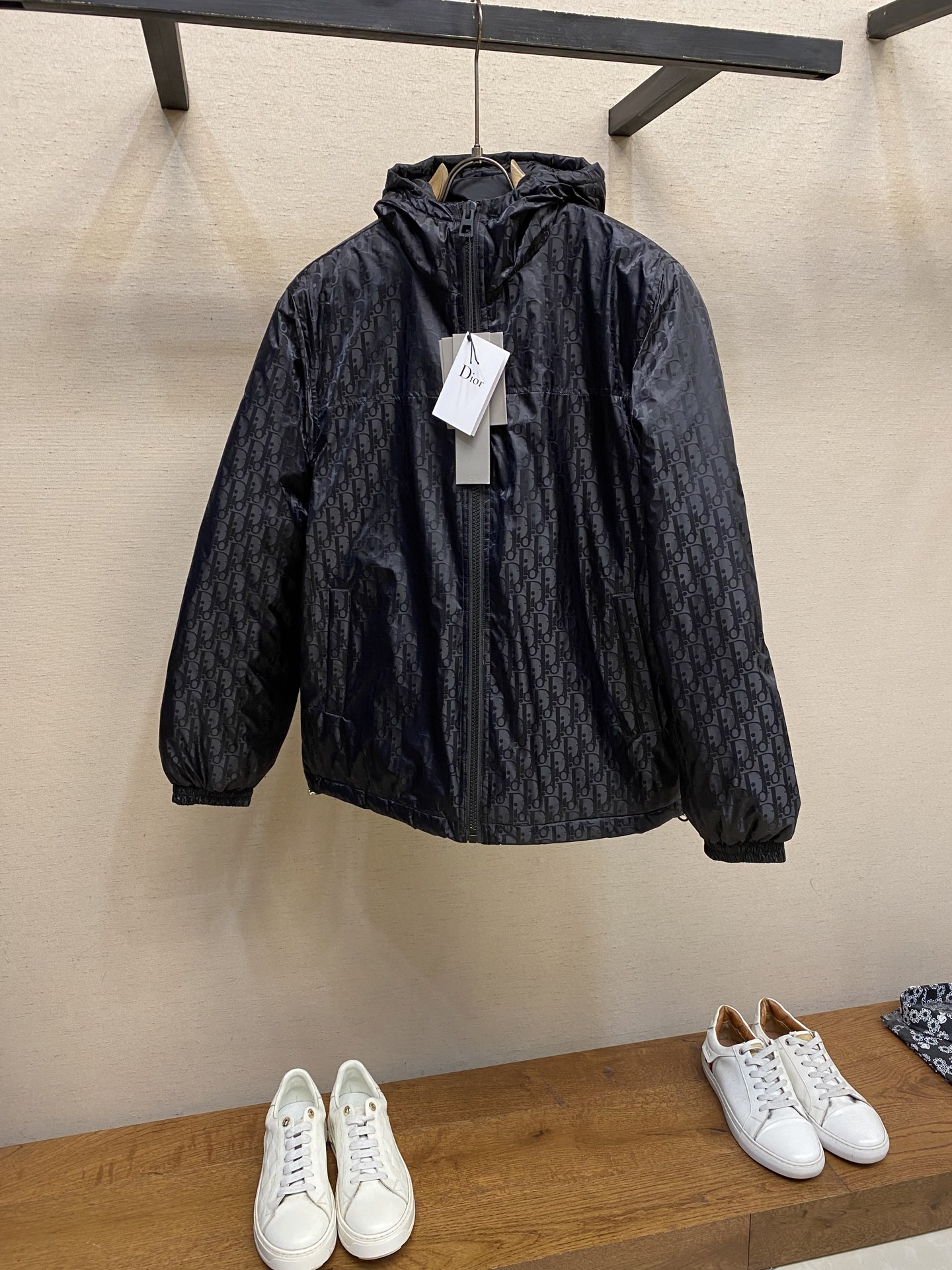 NO:644778,Dior's new autumn and winter presbyopia all-over printed down jacket adopts a loose tailoring style, aiming to interpret the brand's iconic elements. The whole body is decorated with printed patterns, which has a strong visual impact and is clearly identifiable. The thickness is moderate and the warmth is excellent, giving you the best wearing experience in winter!  Sizes S-XL,,dior,jackets & coats,down jacket,alexander wang19860909Dior 秋冬新款老花满印羽绒服外套,采用宽松的剪裁样式,旨在倾力诠释品牌标志性元素,衣身全幅饰有印花图案,视觉冲击效果极强,辨识度鲜明.厚度适中,保暖性优越,给你在冬天带来最佳的穿着体验！ 尺码S-XL,,dior,jackets & coats,down jacket,alexander wang,Men's clothing