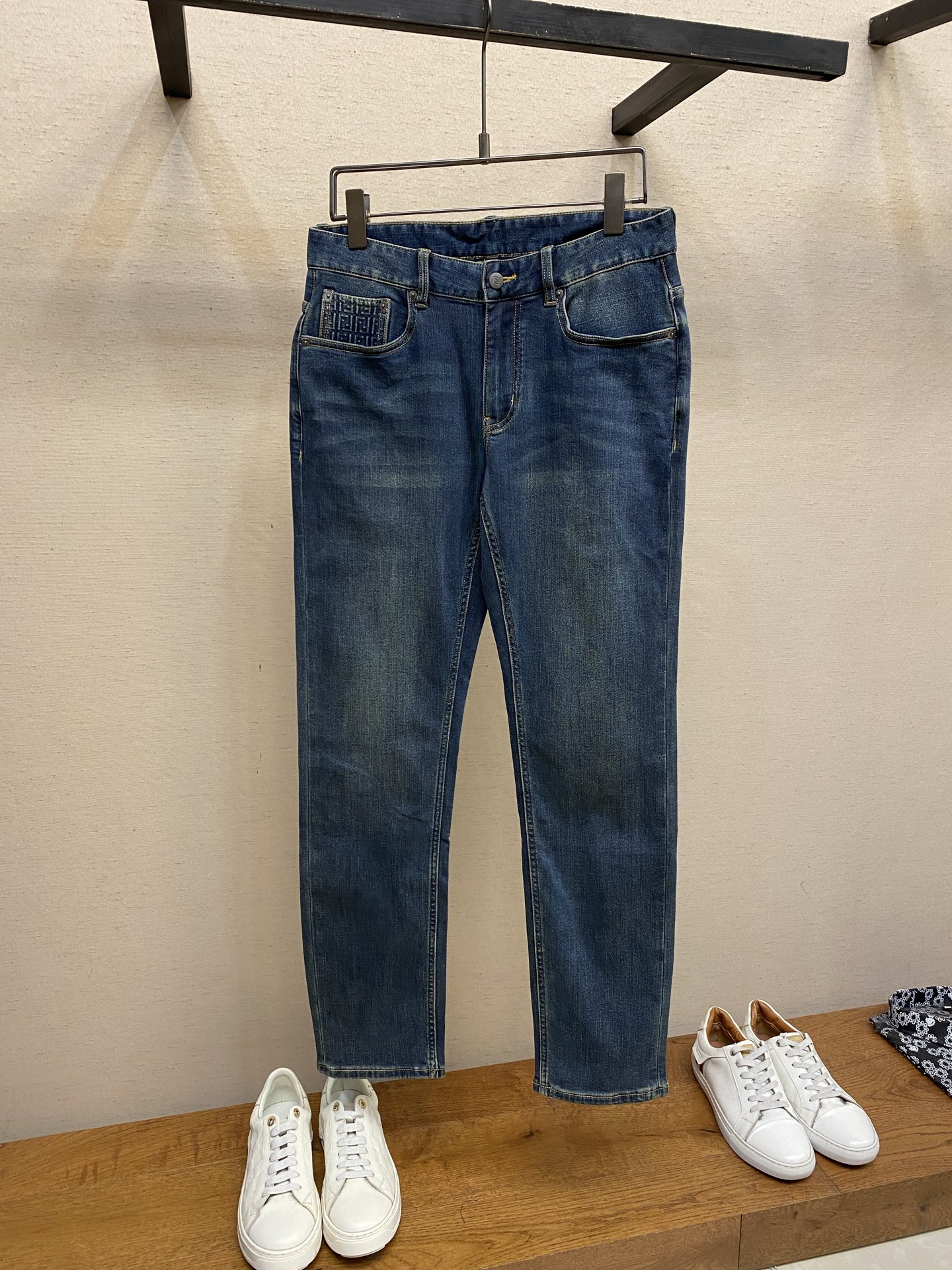 NO:644802,[Plus Velvet] Fendi 2025ss is easy to wear and does not matter your body shape. There are not many restrictions on matching. You can casually and concisely set off other items to show your own style and posture~  I have to give it a thumbs up for its practicality. There is no choice in the version/detailed design. Whoever wears it will look better. This pair of jeans really flatters the leg shape better than you think. The overall focus is on comfort. The size of the trouser legs is just right. It makes the legs slimmer and straighter. It is easy to wear long legs that fill the screen, and the elongated proportions are full of aura!  It can be matched with any style of item, and can be matched with various T-shirts/shirts and knitted jackets. You don’t have to worry about matching for daily outings. Sizes 29-38, fendi, jeans, jackets & coats, shirts, tees, t-shirt, alexander wang19860909【加绒】Fendi 2025ss好穿不挑身材在搭配上没有太多的限制 随意简洁的衬托其他单品,来展现自己的风格姿态～ 对于它的实穿性不得不竖起一个大拇指了,版型／细节设计没得挑,谁穿谁好看.这款牛仔裤真的要比你想象中更加修饰腿型,整体以舒适为主,裤腿大小做的恰到好处,显瘦显腿直,轻松穿出满屏的大长腿,拉长比例气场全开！ 可以百搭任何风格的单品,搭配各种T恤／衬衫,针织外套都可,日常外出不必再为搭配而烦恼了 尺码29-38,,fendi,jeans,jackets & coats,shirts,tees，t-shirt,alexander wang,Men's clothing