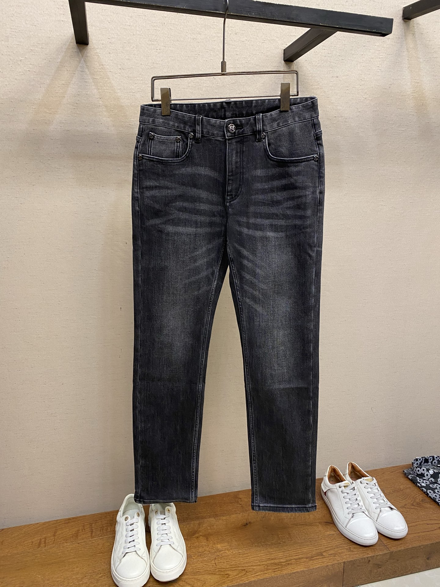 NO:644776,[Plus Velvet] Stefano Ricci 2025ss is easy to wear and does not matter your figure. There are not many restrictions on matching. You can casually and concisely set off other items to show your own style and posture~  I have to give it a thumbs up for its practicality. There is no choice in the version/detailed design. Whoever wears it will look better. This pair of jeans really flatters the leg shape better than you think. The overall focus is on comfort. The size of the trouser legs is just right. It makes the legs slimmer and straighter. It is easy to wear long legs that fill the screen, and the elongated proportions are full of aura!  It can be matched with any style of item, and can be matched with various T-shirts/shirts and knitted jackets. You no longer have to worry about matching when going out in daily life. Sizes 29-38, jeans, jackets & coats, shirts, tees, t-shirts, alexander wang19860909【加绒】Stefano Ricci 2025ss好穿不挑身材在搭配上没有太多的限制 随意简洁的衬托其他单品,来展现自己的风格姿态～ 对于它的实穿性不得不竖起一个大拇指了,版型／细节设计没得挑,谁穿谁好看.这款牛仔裤真的要比你想象中更加修饰腿型,整体以舒适为主,裤腿大小做的恰到好处,显瘦显腿直,轻松穿出满屏的大长腿,拉长比例气场全开！ 可以百搭任何风格的单品,搭配各种T恤／衬衫,针织外套都可,日常外出不必再为搭配而烦恼了 尺码29-38,,jeans,jackets & coats,shirts,tees，t-shirt,alexander wang,Men's clothing