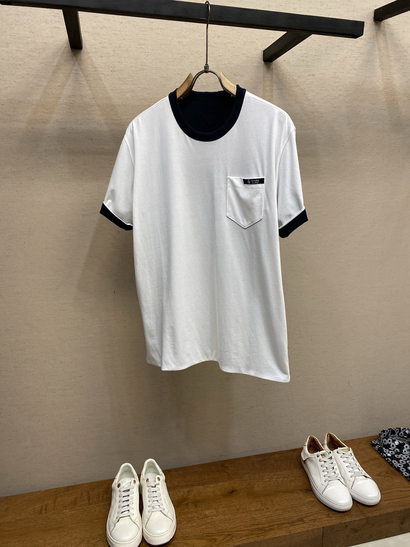 NO:646022,Prada Contrast Color Double-Sided Cotton Half-Sleeve T-Shirt This cotton T-shirt features a double-sided design with a classic cut. The two contrasting sides add a multi-dimensional change to the casual style, showing multi-functionality. Double-sided design. Logo label. It is recommended to dry clean or wrap it inside out in a laundry bag for quick machine wash in cold water!  Size S-XL, prada, tees, t-shirt, alexander wang19860909Prada 撞色双面纯棉半袖T恤 这款棉质T恤采用双面设计,经典剪裁.两个对比鲜明的侧面为休闲风格增添了多维度的变化,展现多功能特性.双面设计.徽标标签. 建议干洗或反面包裹洗衣袋冷水快速机洗！ 尺码S-XL,,prada,tees，t-shirt,alexander wang,Men's clothing